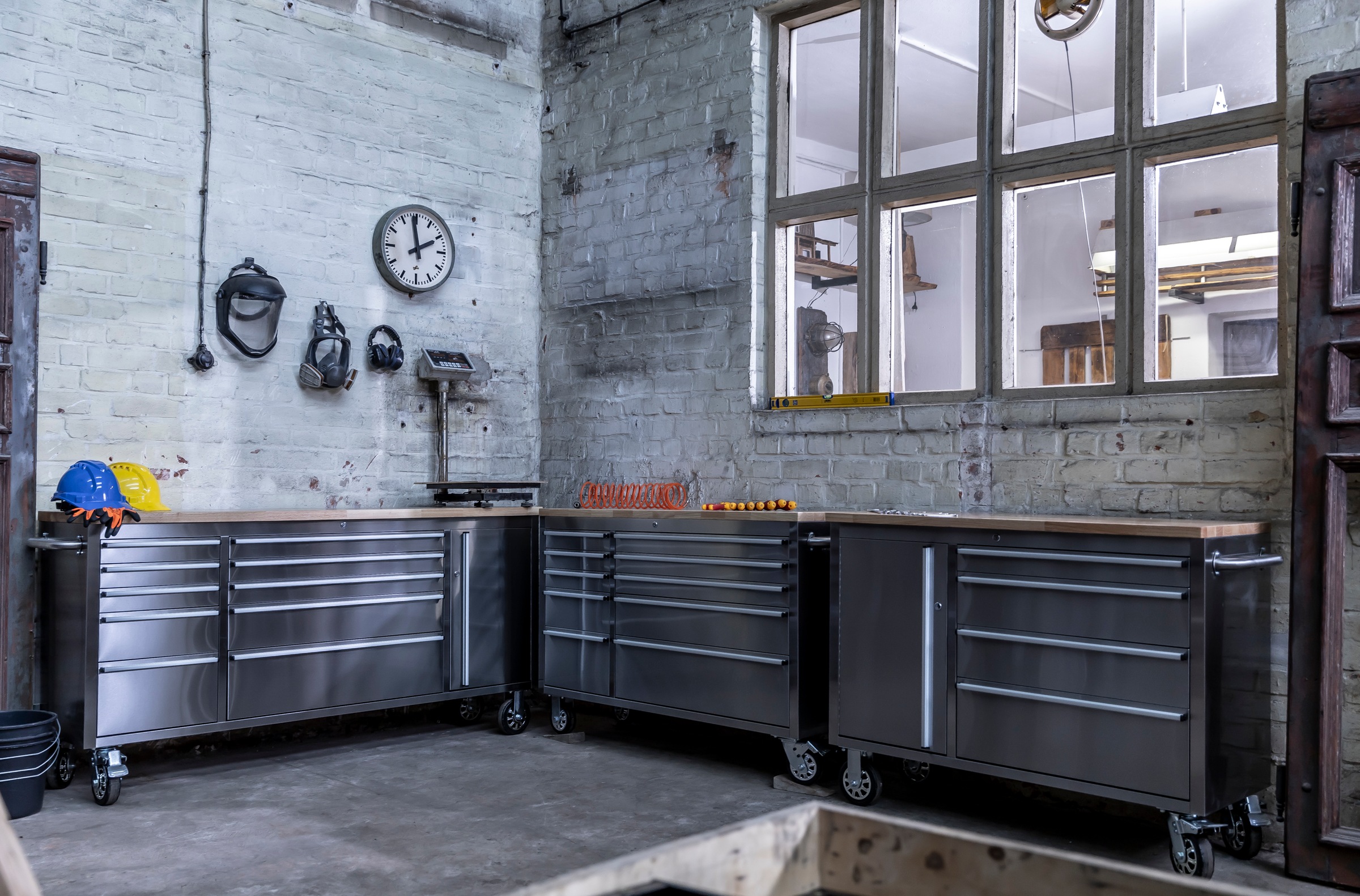 ONDIS24 Werkstattwagen »Werkzeugwagen aus Edelstahl mit 1 Tür 4 Schubladen« fahrbar, kugelgelagerten Schubladen, abschließbar, Massivholzplatte