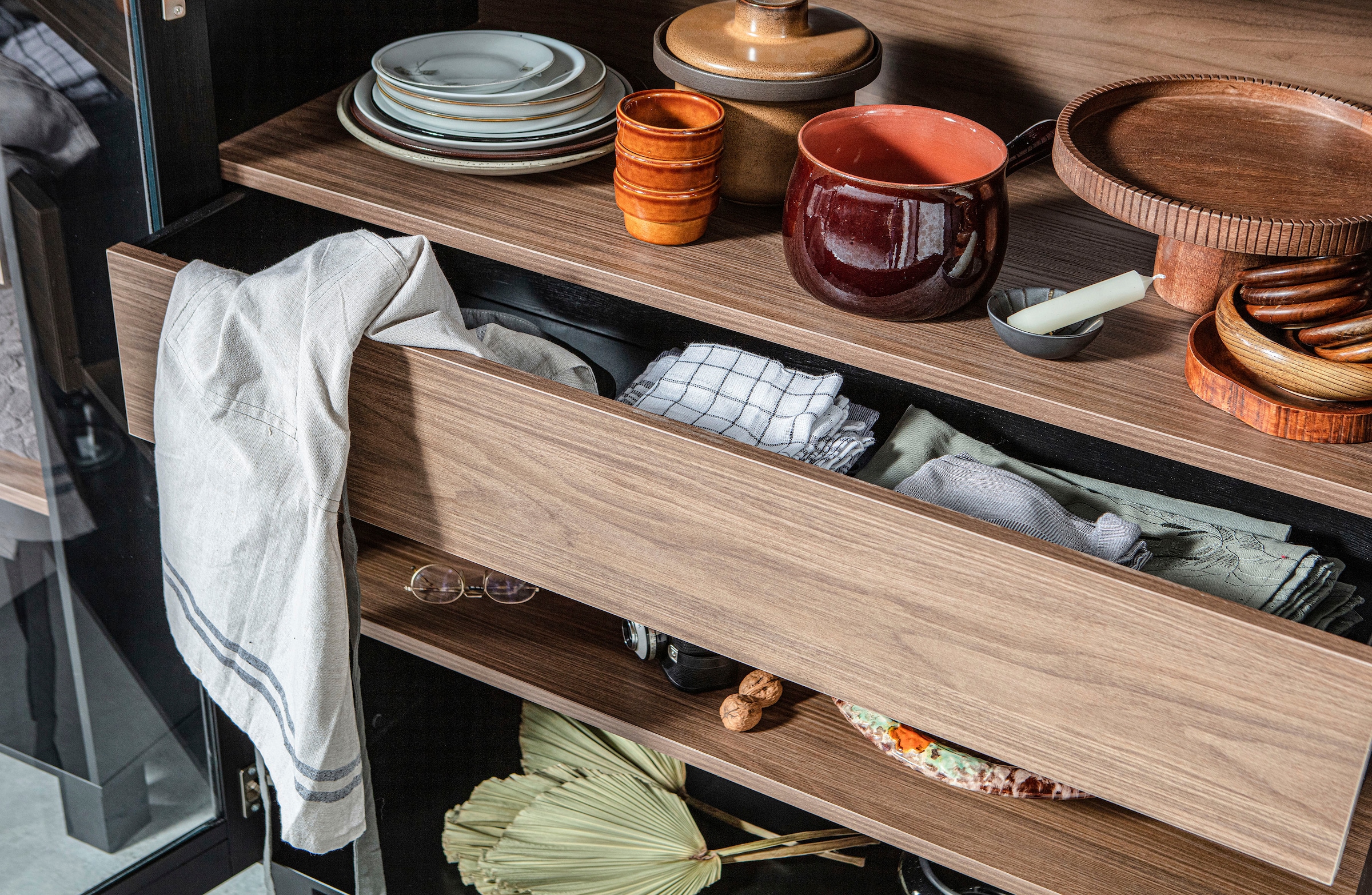 WOOOD Vitrine »Goos«, aus Kiefernholz, zwei Türen, Breite 110 cm