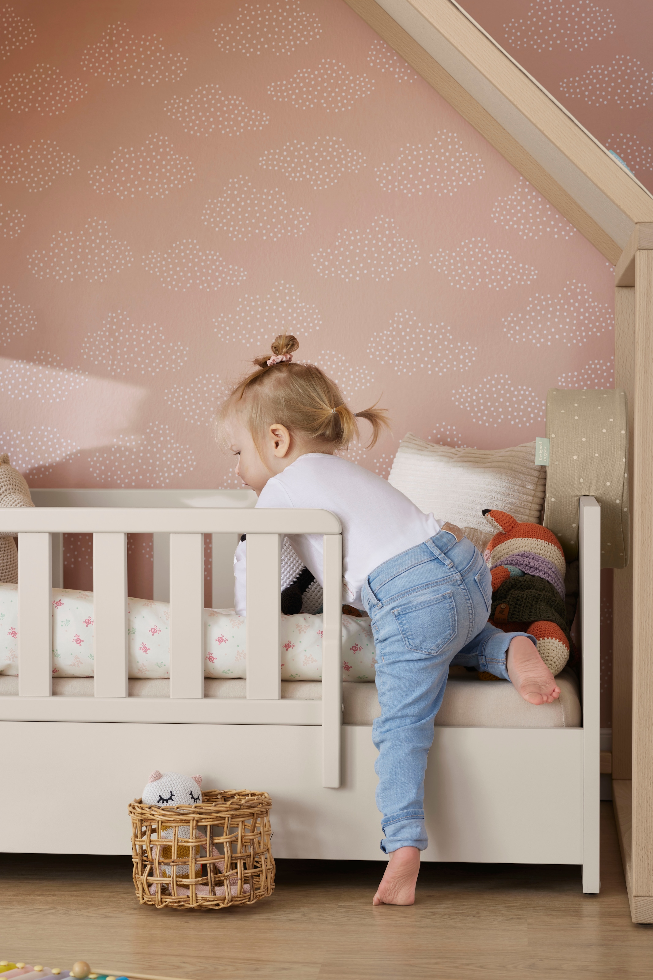 PAIDI Babybett »LITTLE SNU 70x140cm in Beige oder Weiß, umbaubares Bodenbett« Kinderbett mit Rausfallschutz aus Massivholz, langlebiges Gitterbett