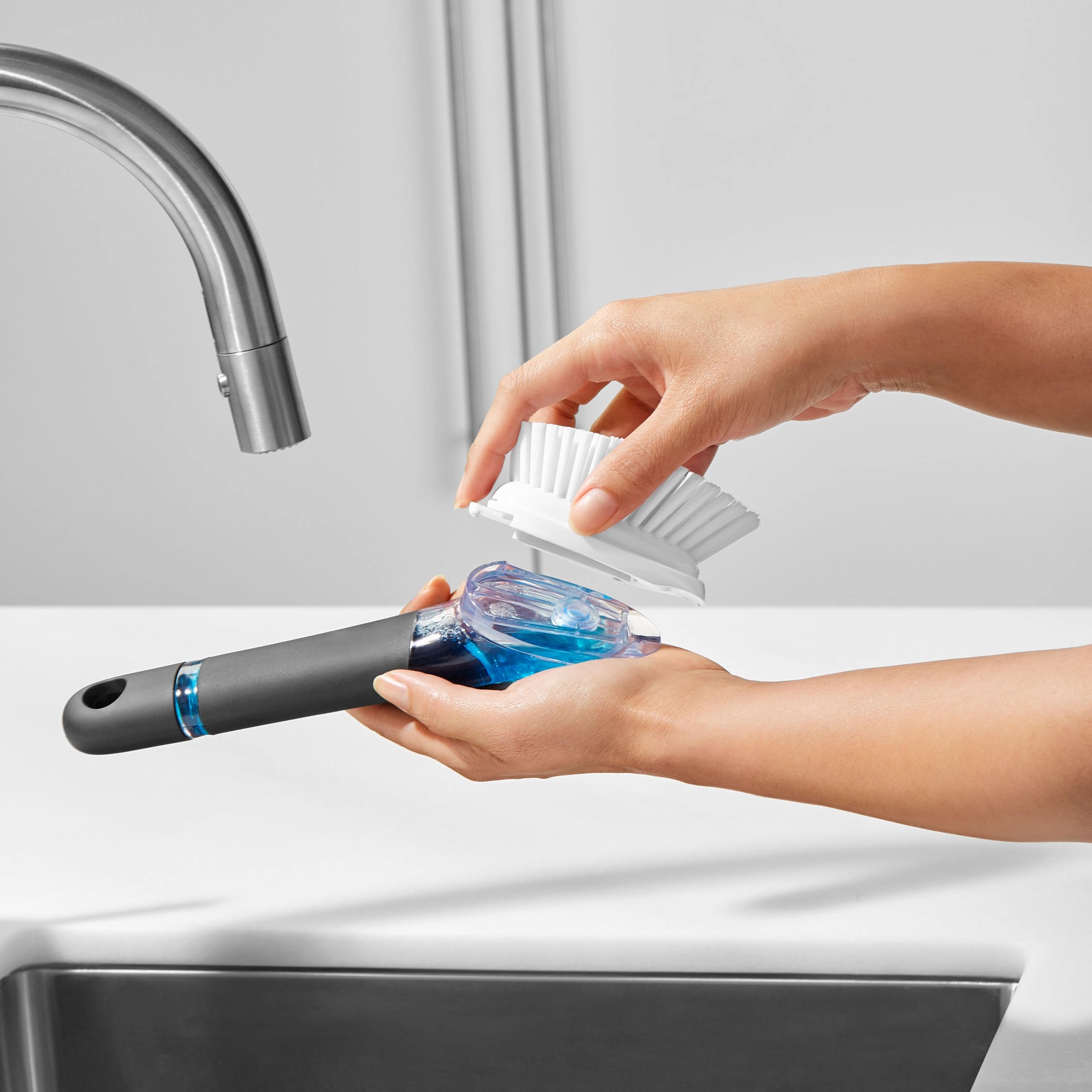 OXO Good Grips Reinigungsbürste, mit Spülmitteldosierung