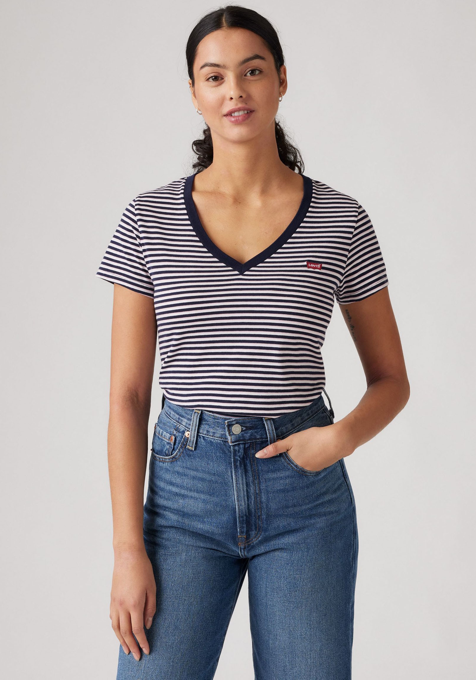 Levi's® V-Shirt »PERFECT VNECK«, mit Mini-Batwing-Logostickerei
