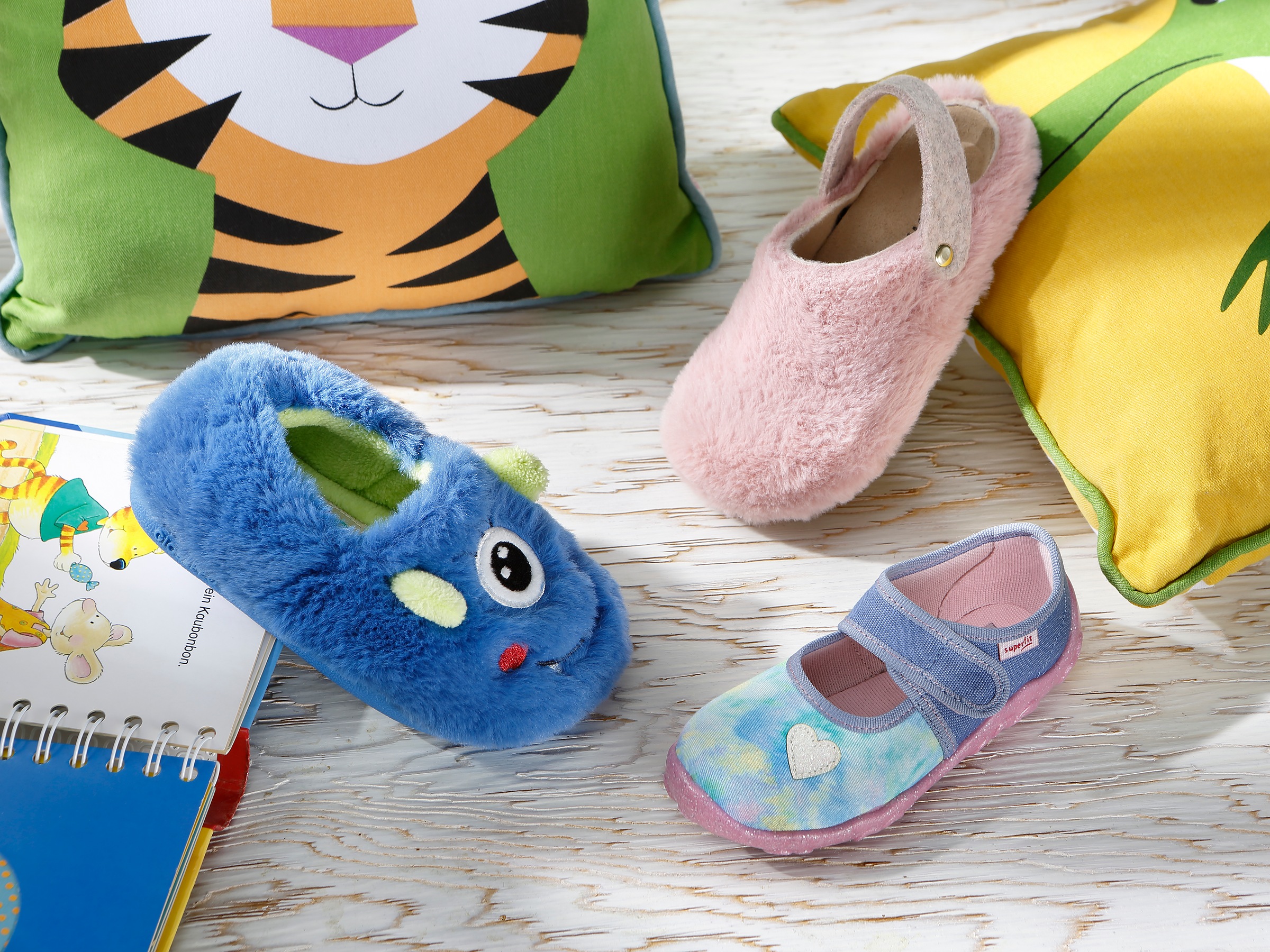 KIDSWORLD Hausschuh, Pantoffel, Clog, Homeslipper mit Softfußbett