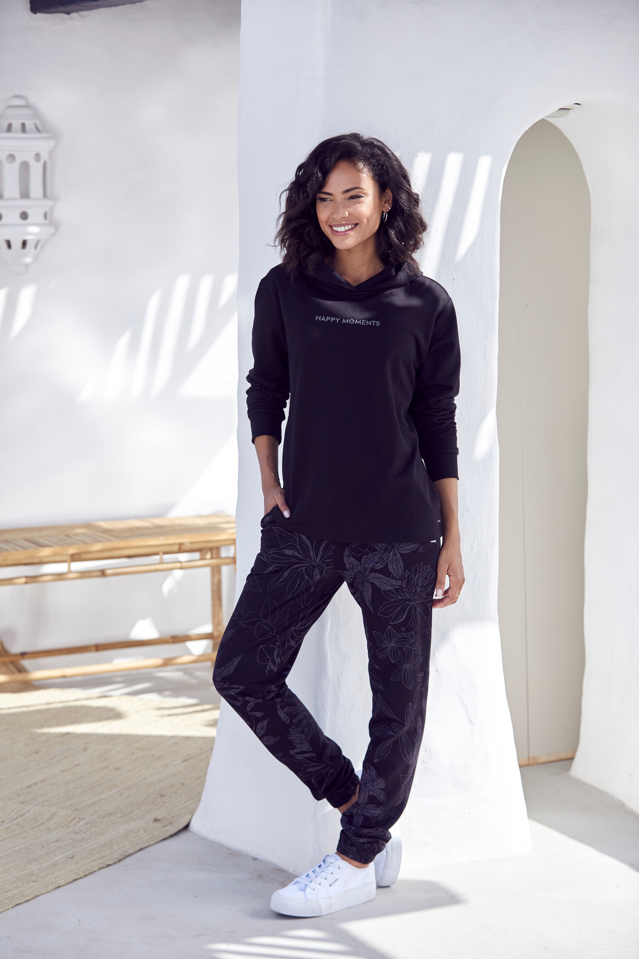 LASCANA Hoodie, mit dezentem Frontdruck, Loungewear