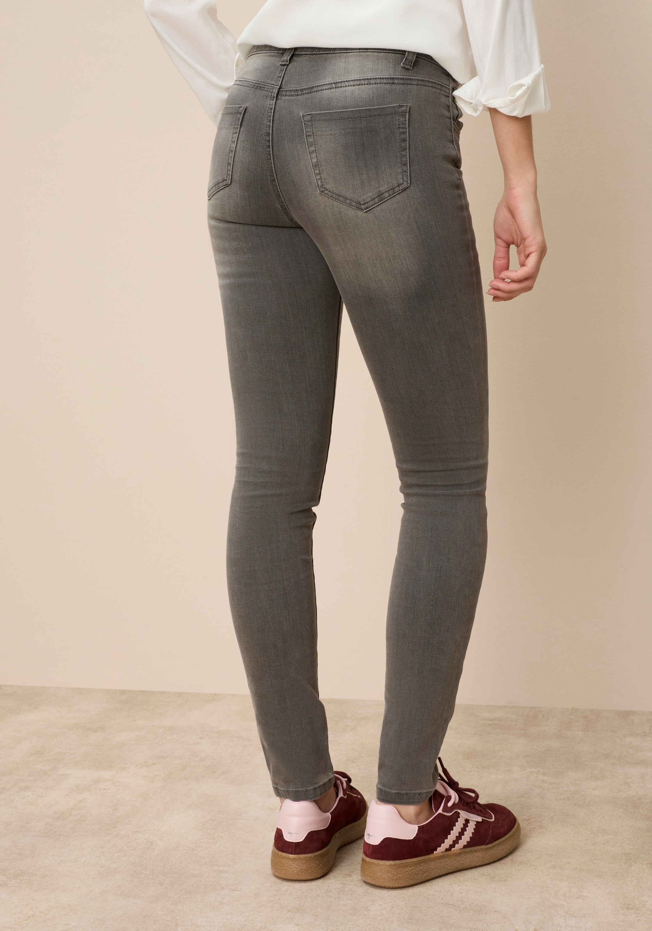 Tamaris Skinny-fit-Jeans »aus bequemen Stretch-Denim« schmale Beinweite, mit Gürtelschlaufenbund, mit Metallreißverschluss