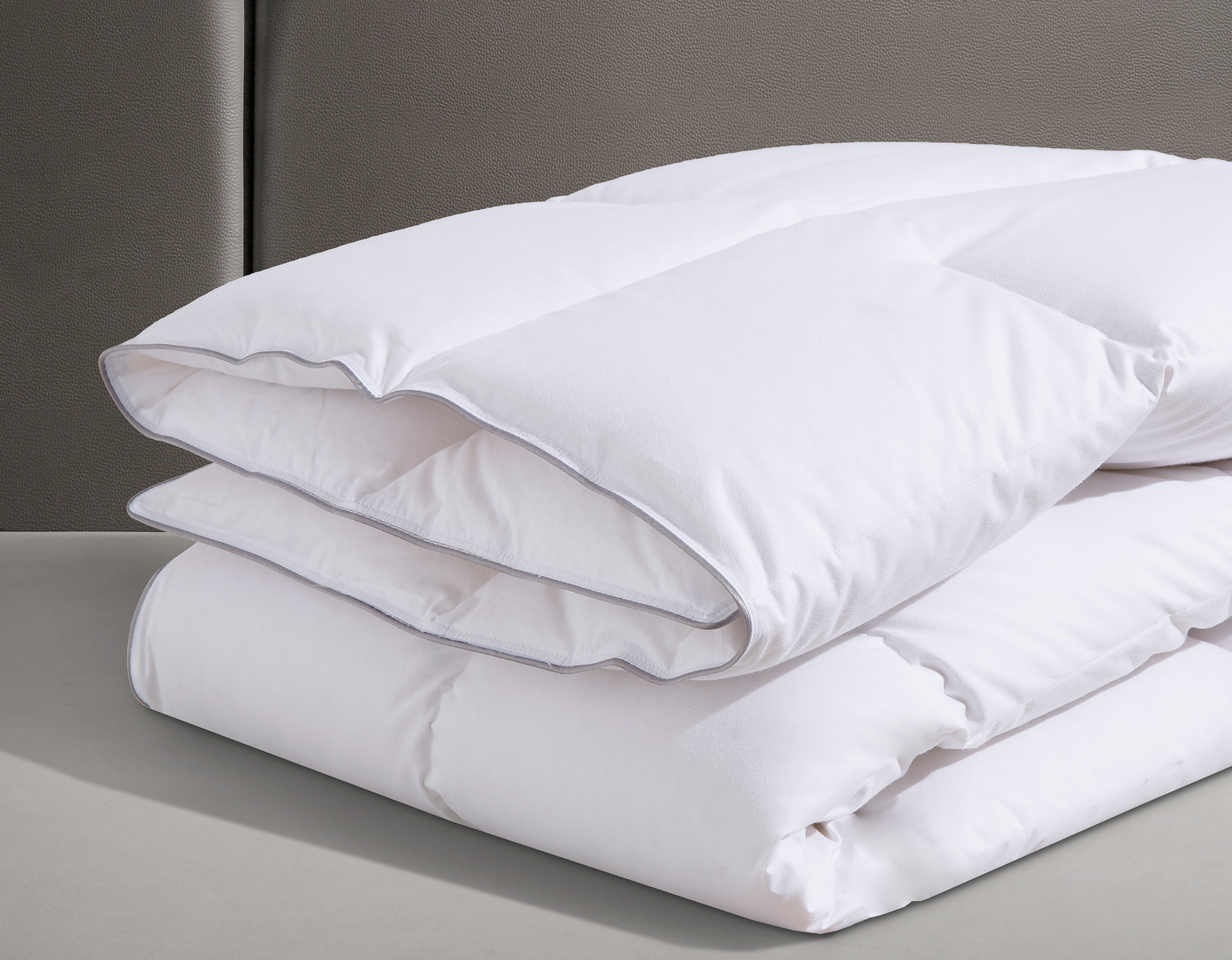 OBB Daunenbettdecke »Edition 125 Jahre, Bettdecken für Sommer und Winter, Ganzjahresdecke«. Füllung 90%Daunen, 10% Federn, Bezug 100% Baumwolle, Bettdecke 135x200 cm, 155x220 cm & weitere Größen, Made in Germany
