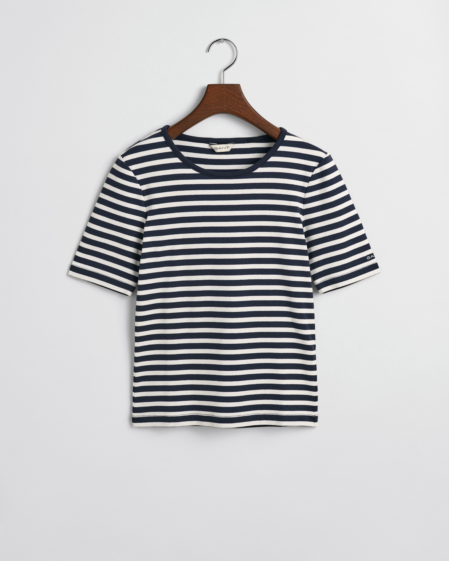 Gant T-Shirt »SLIM STRIPED 1X1 RIBBED KA T-SHIRT« mit dezentem Logoschriftzug am Ärmelabschluss