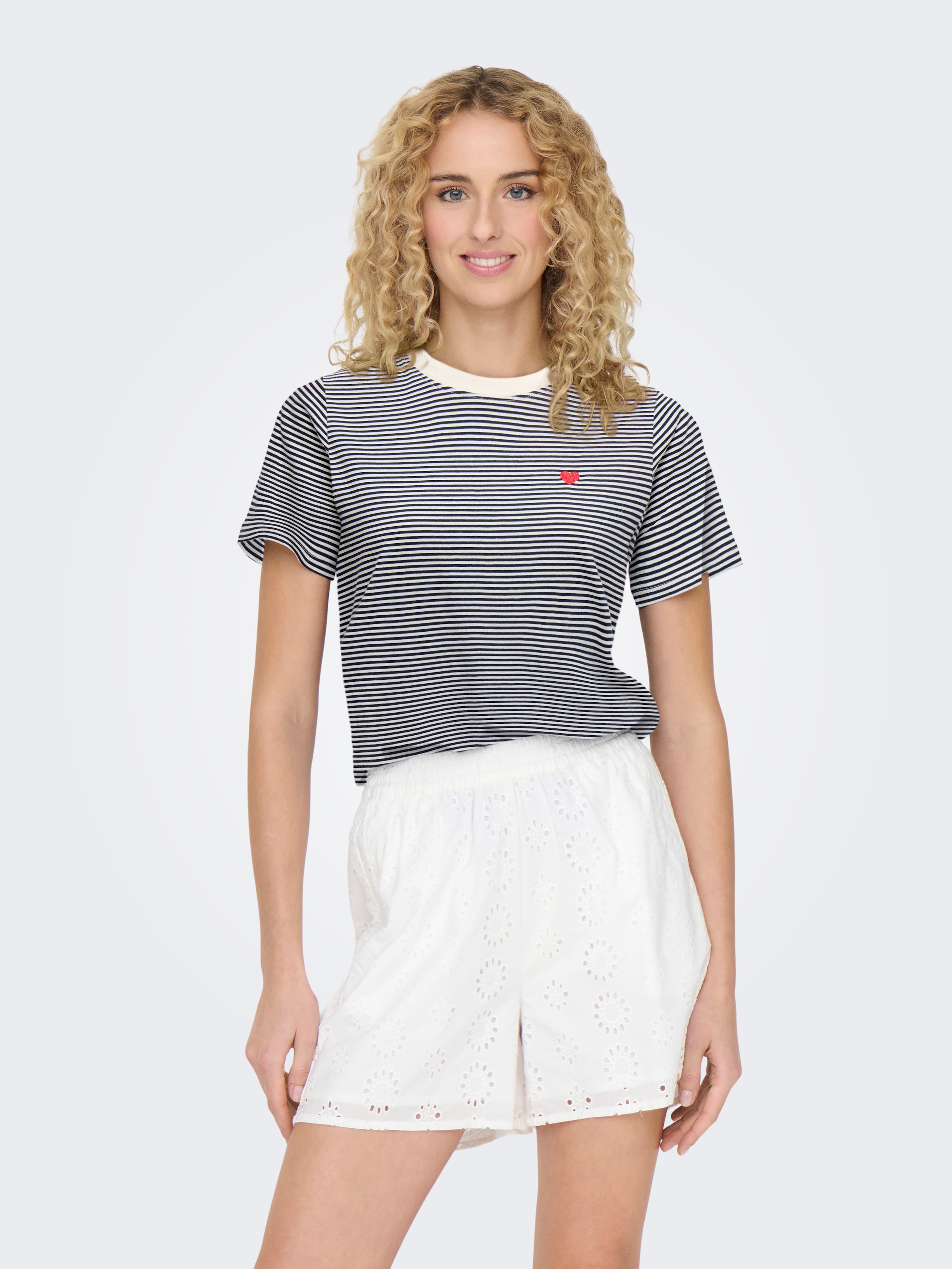 JDY Kurzarmshirt »JDYPISA S/S PRINT TOP JRS NOOS«, mit Herz Stickerei