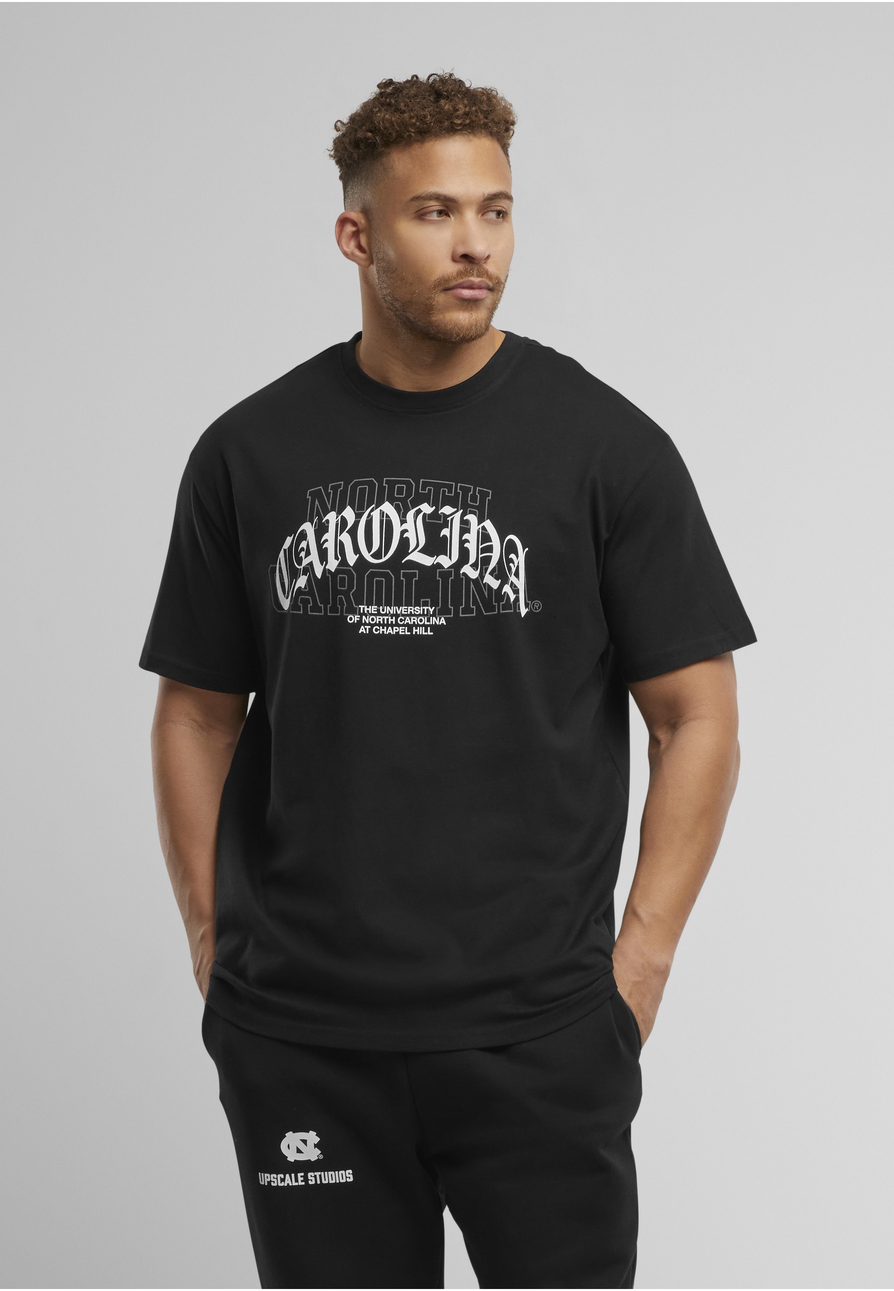 Upscale by Mister Tee T-Shirt »Upscale by Mister Tee North Carolina Laces Logo Oversize Tee« 1 Stk.