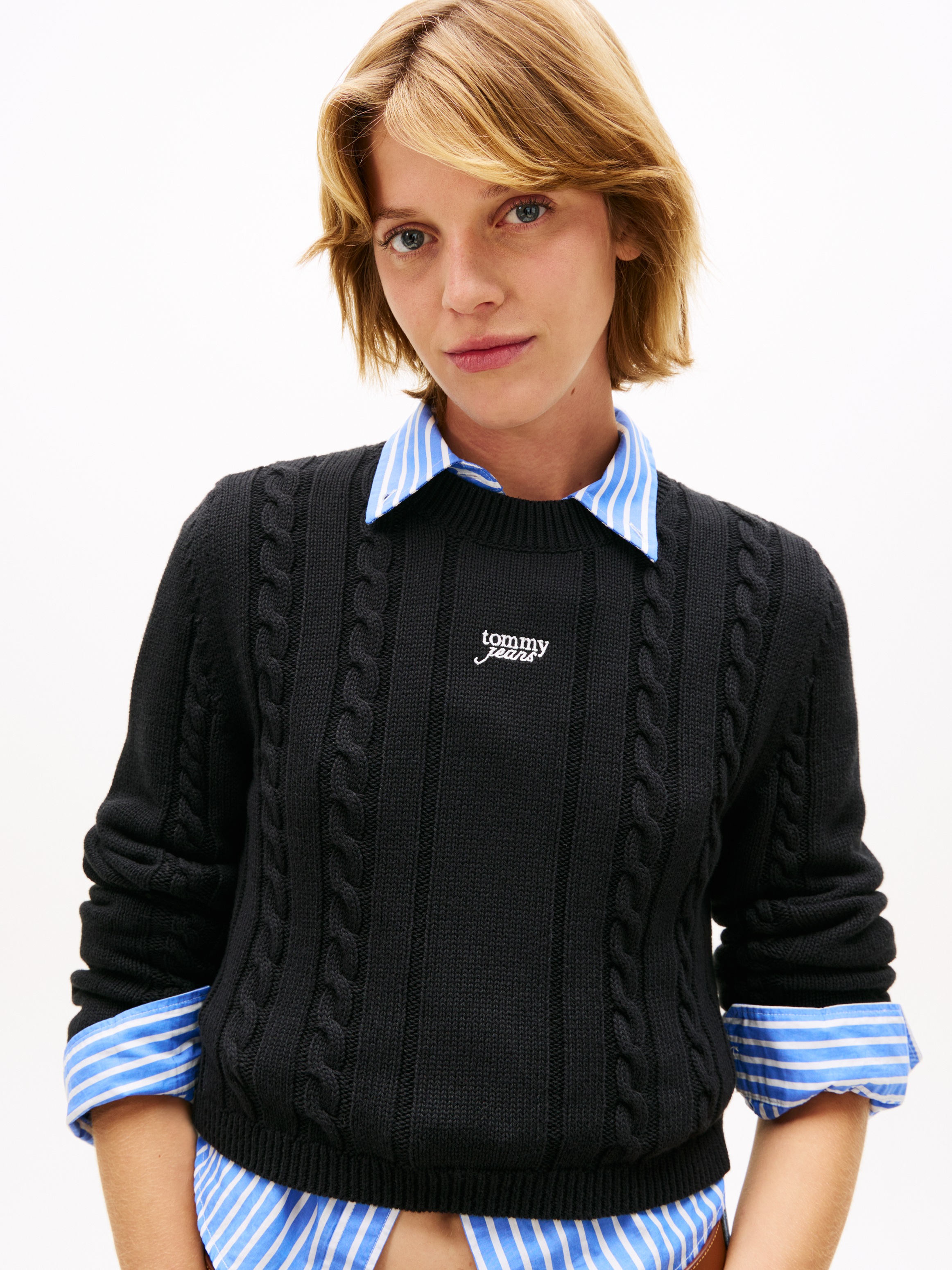 Tommy Jeans Strickpullover »TJW CABLE SCRIPT SWEATER« mit Zopfmuster