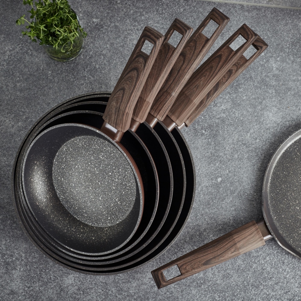 RESTO Kitchenware Bratpfanne »Carina, tiefe Schmorpfanne mit holzähnlichem Soft-Touch-Griff«, Aluminium, (1 tlg.), mit Marmor-Antihaftbeschichtung, 4-lagig, für alle Herdarten geeignet