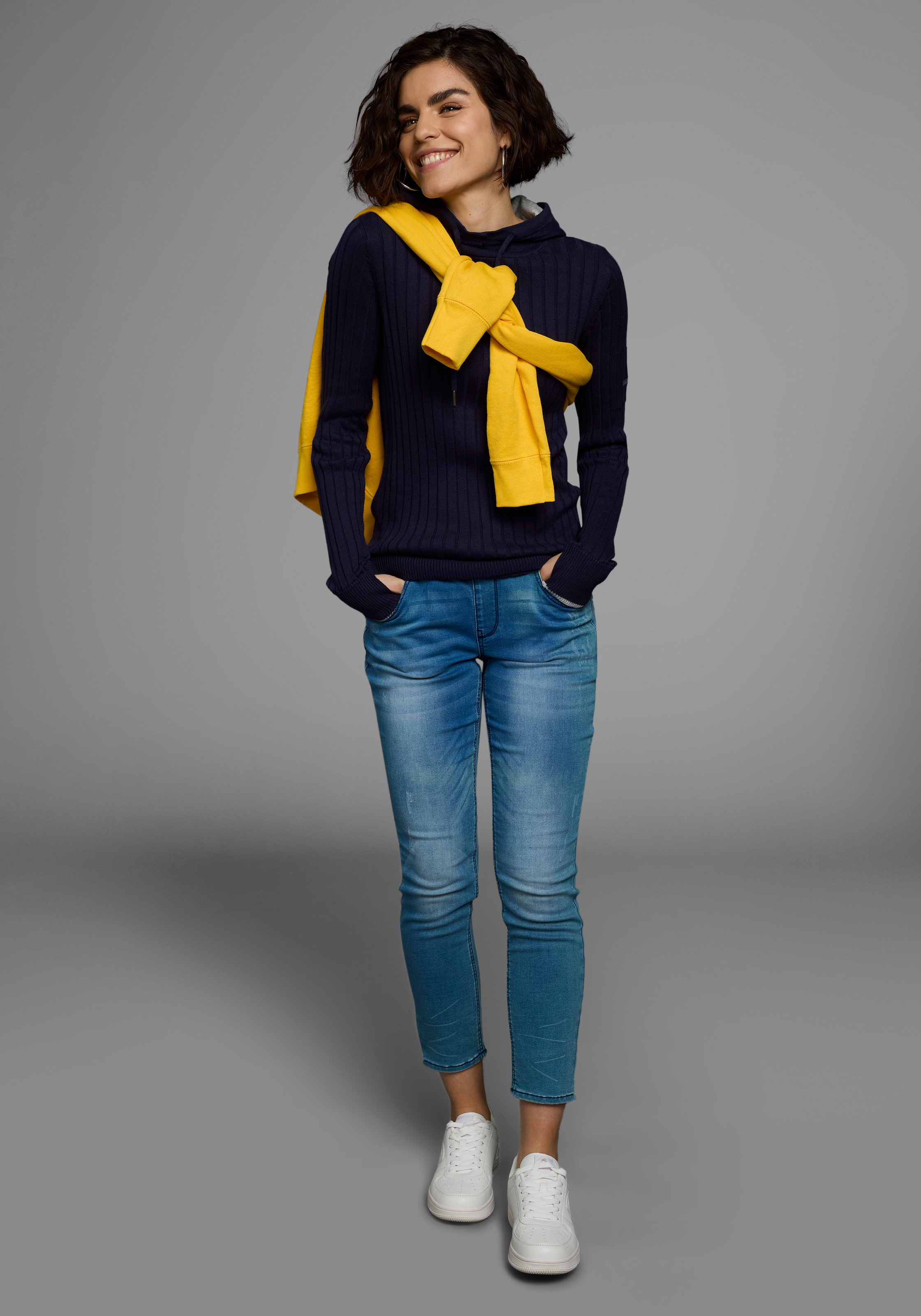 KangaROOS Strickpullover, mit kontrastfarbener Kapuzeninnenseite und Logodruck auf dem Arm