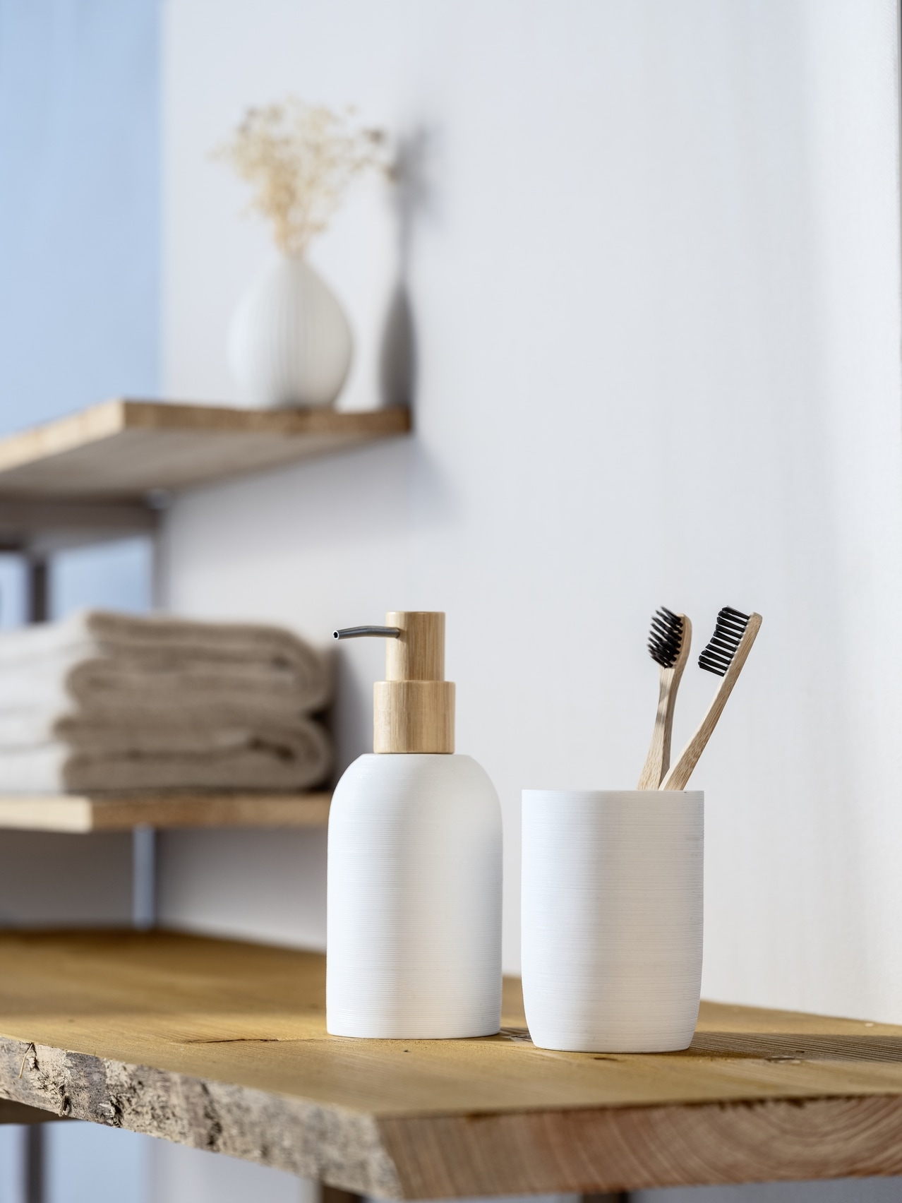 WENKO Seifenspender »Altavalle« Bad-Accessoire Set aus Polyresin und Bambus, moderne Optik, 250 ml