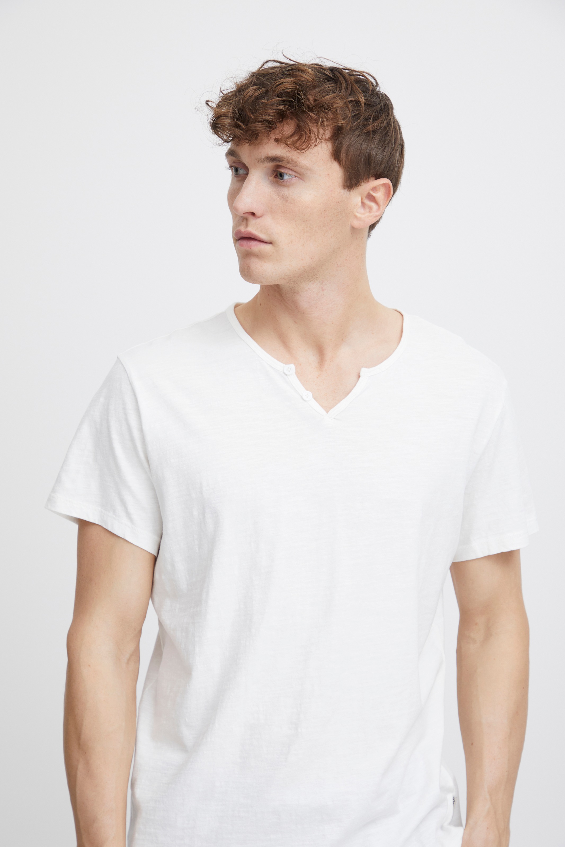 Blend T-Shirt »BHAshton split neck tee« mit Deko-Knopfdetail am Ausschnitt