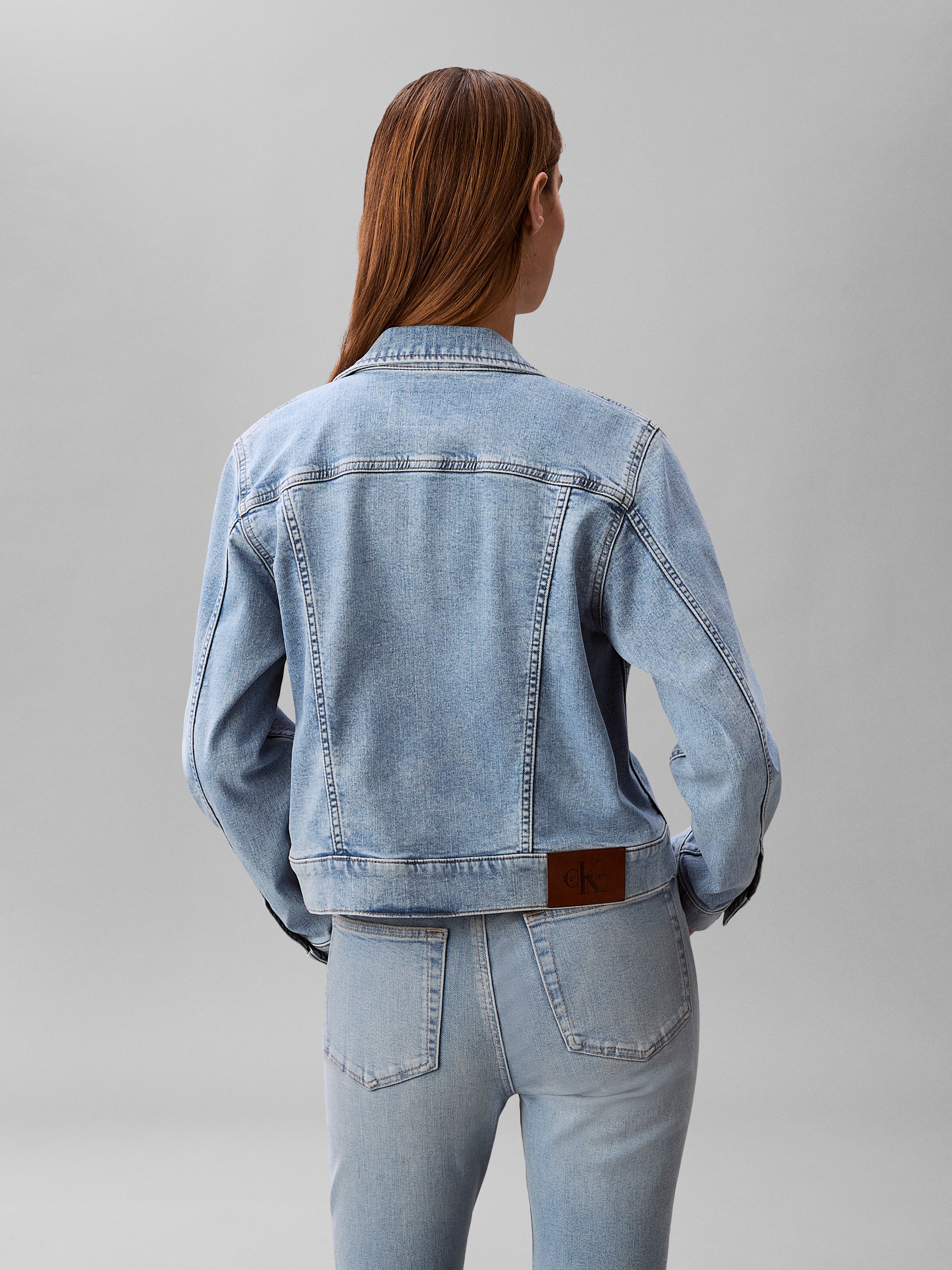 Calvin Klein Jeans Jeansjacke »CLASSIC TRUCKER COASTAL LIGHT« ohne Kapuze Regular fit mit Rundhalsausschnitt