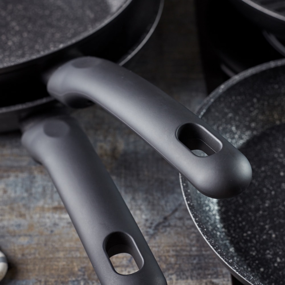 RESTO Kitchenware Bratpfanne »Atik Universalpfanne langlebig durch hitzebeständige Außenbeschichtung«, Aluminium, (1 tlg.), Komfortabler ergonomischer Soft-Touch Griff mit Hängeschlaufe