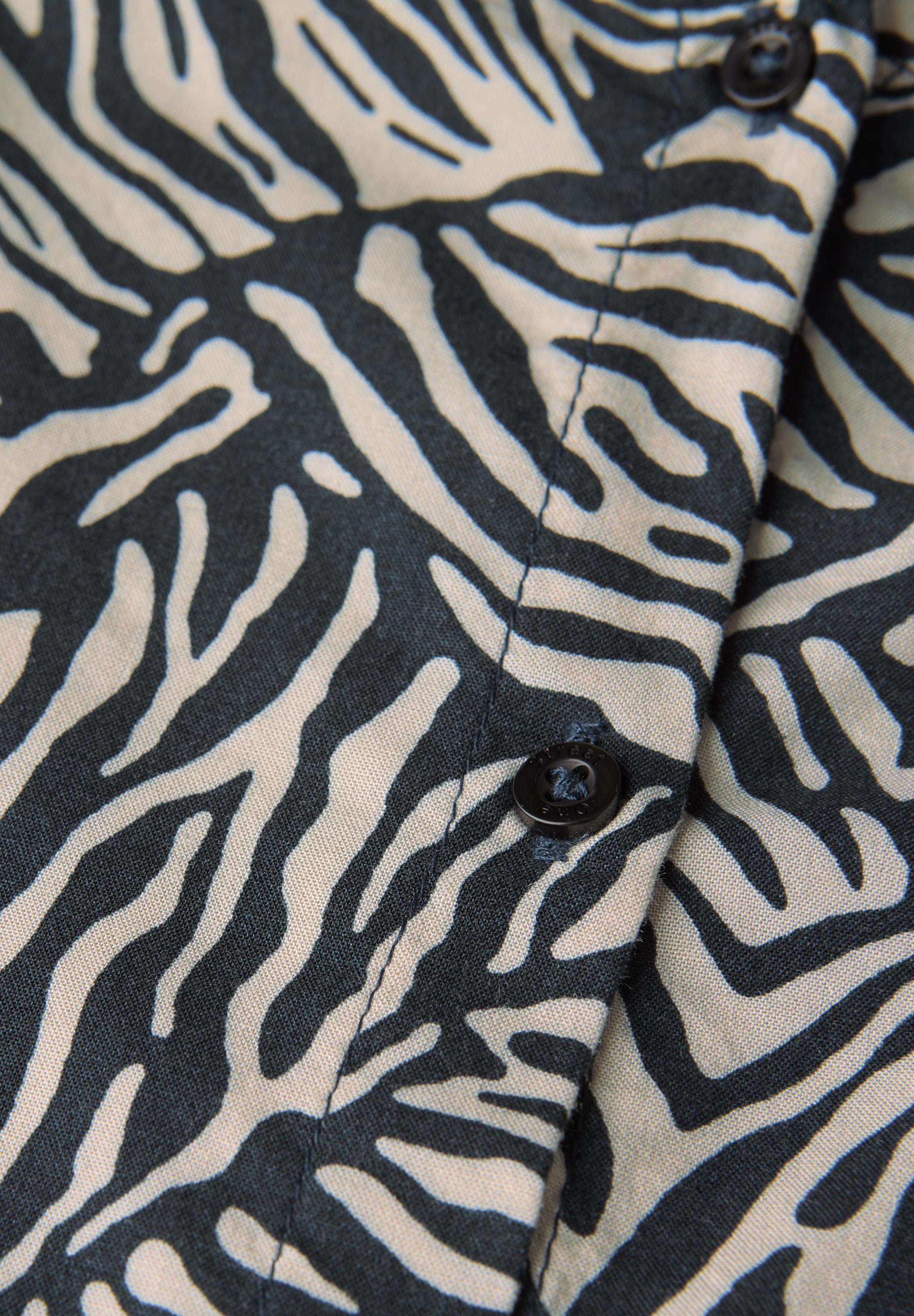 STREET ONE Blusentop, mit Knopfleiste und grafischem Muster