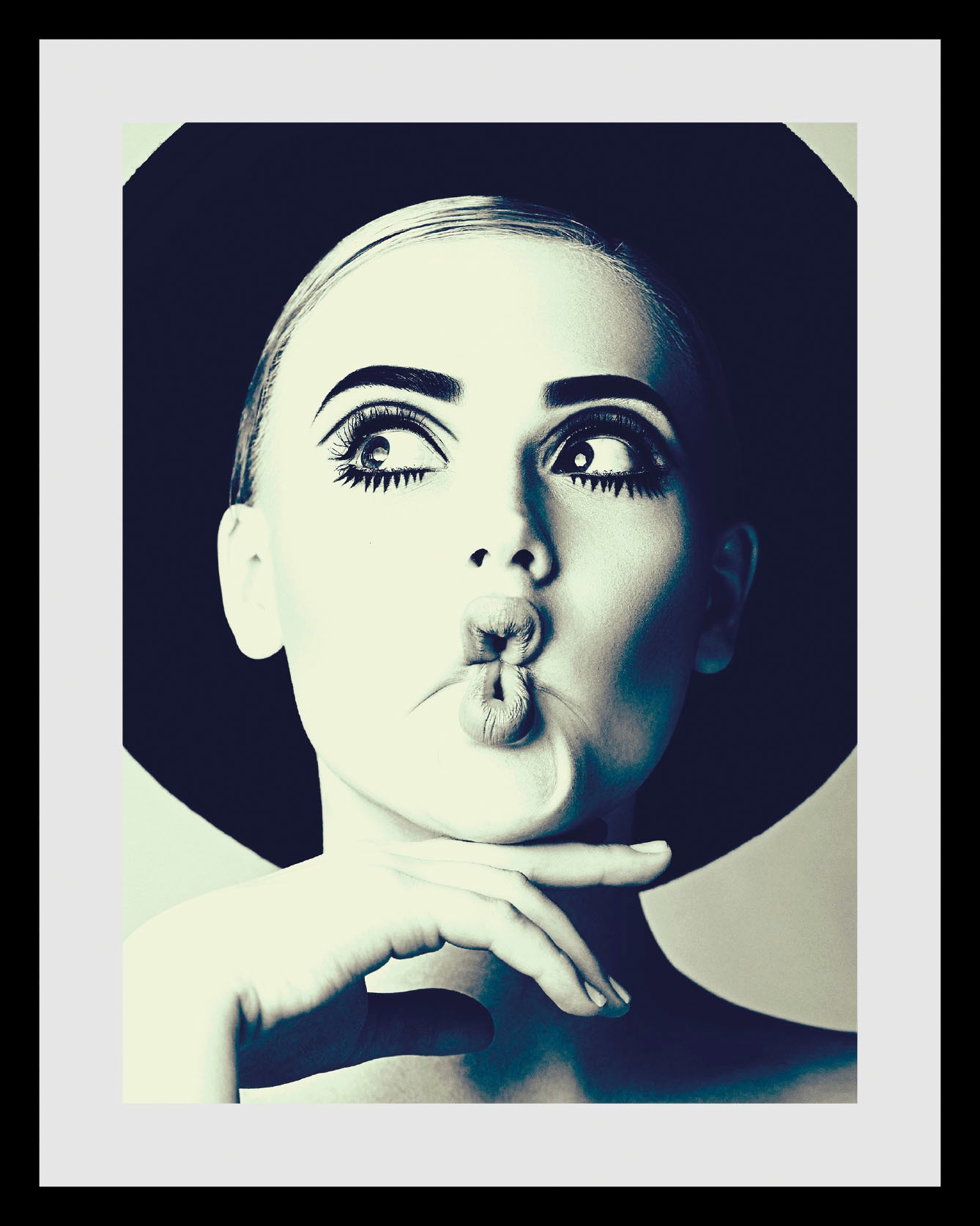 queence Bild »Model«, Frau-Bilder von Frauen-Art-Kunst-Fashion-Mode-Magazincover-Schwarz-Weiß, (1 St.), HD Premium Poster-Druck inkl. Holzrahmen