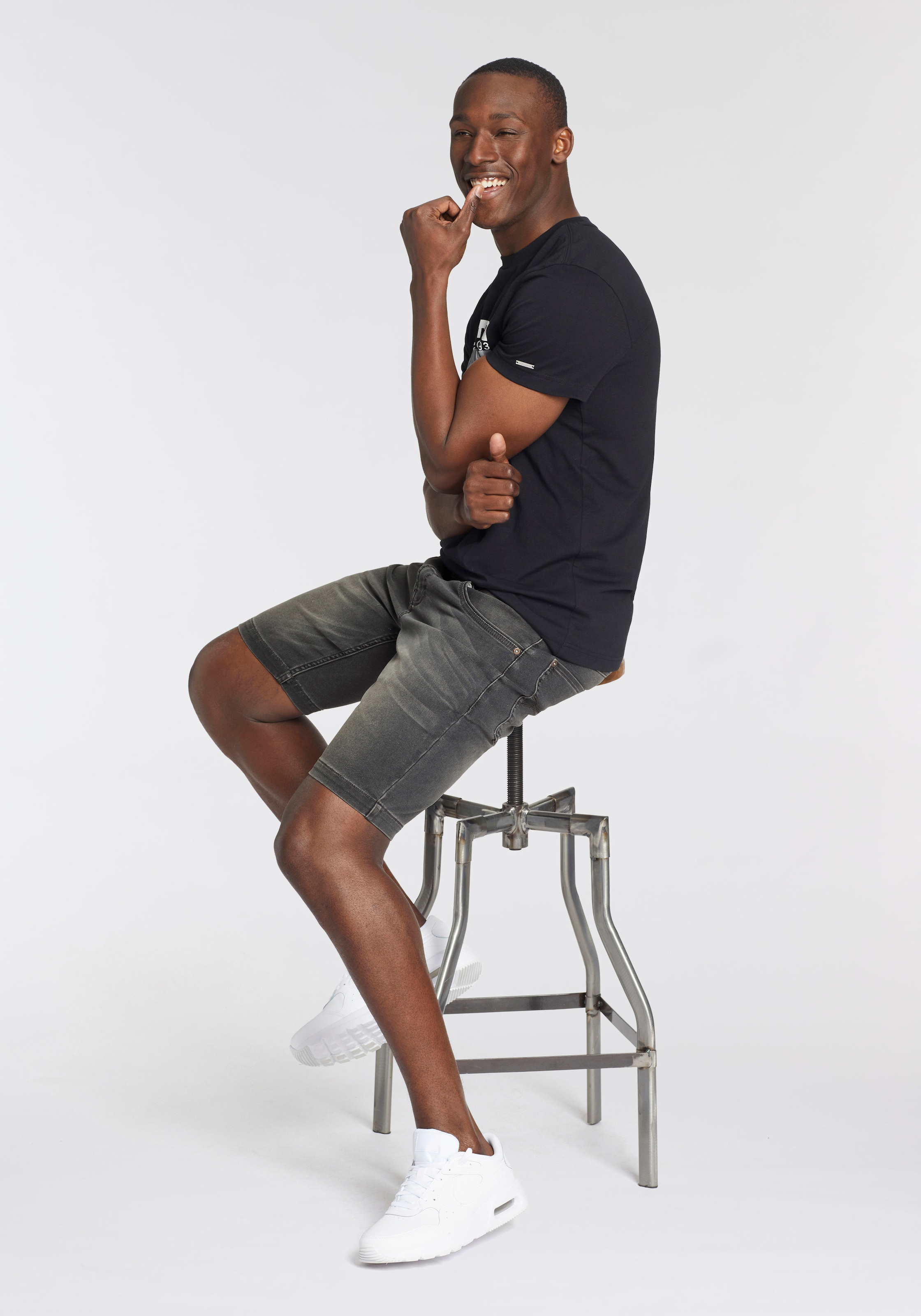 Bruno Banani T-Shirt, mit modischem Frontprint