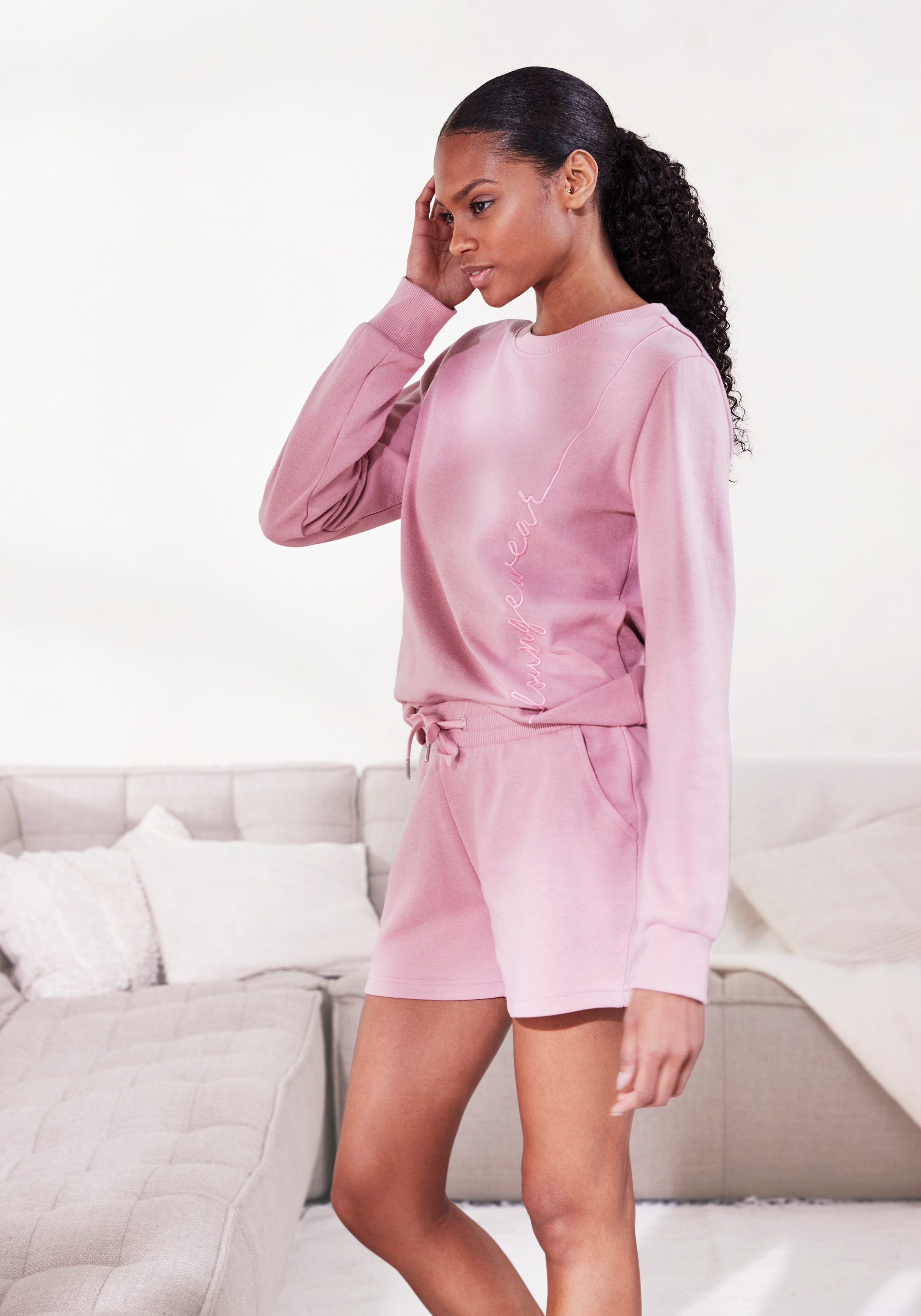 Vivance Longsweatshirt , mit Loungewear Stickerei, Loungeshirt
