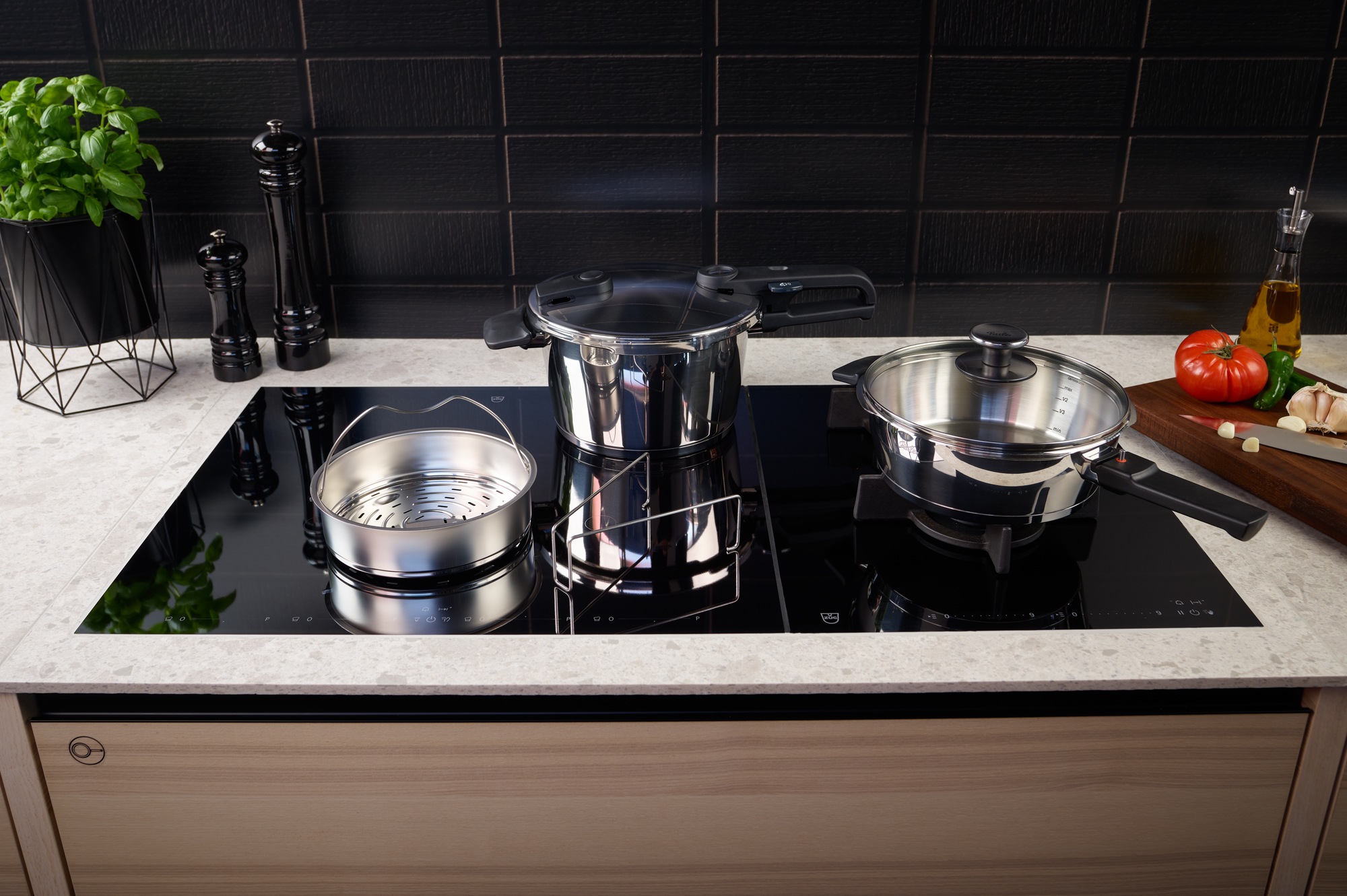 Fissler Schnellkochtopf »Vitaquick® Edition«, Edelstahl 18/10, (Set, 6 tlg., je 1 Topf 4,5 + 2,5 Liter, 1 Deckel, 1 Zusatz-Glasdeckel + Zubehör), Made in Germany, mit gelochtem Einsatz