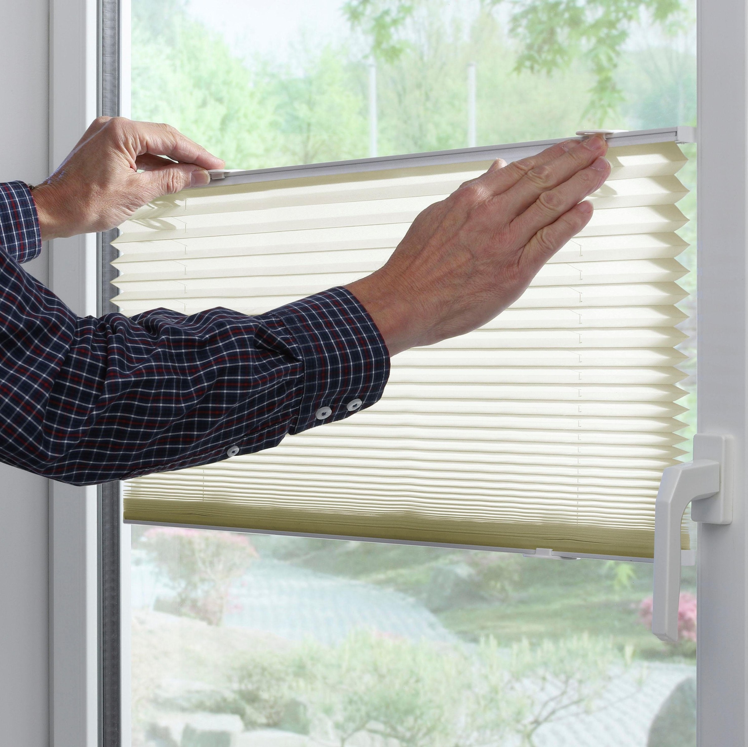 GARDINIA Plissee »Plissee Solo mit Saugnäpfen« Lichtschutz ohne Bohren mit integrierter Schnurführung