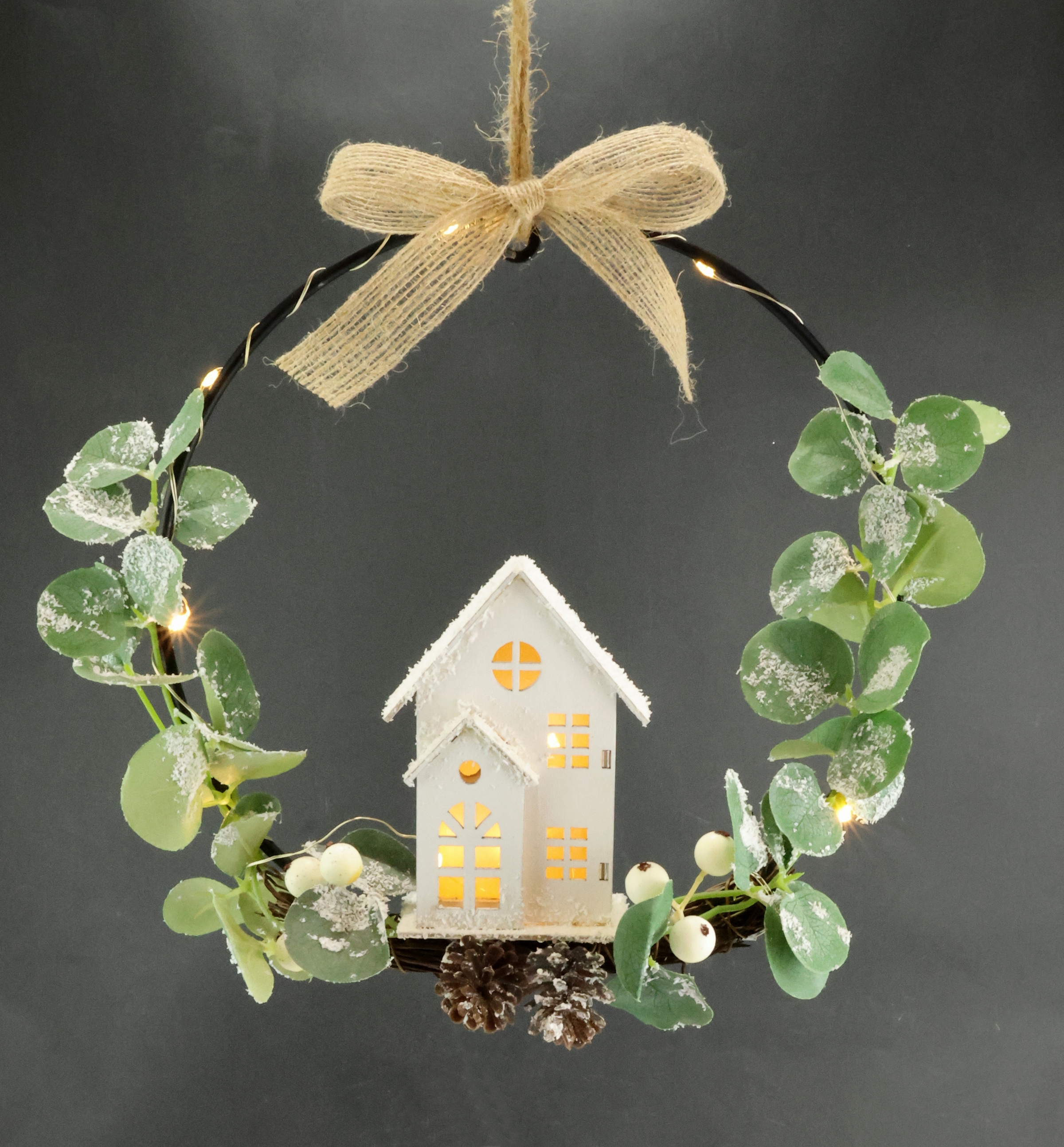 I.GE.A. Kunstkranz »LED-Kranz Eukalyptus aus Metall« Mit Lichterkette Eukalyptus Haus Schleife