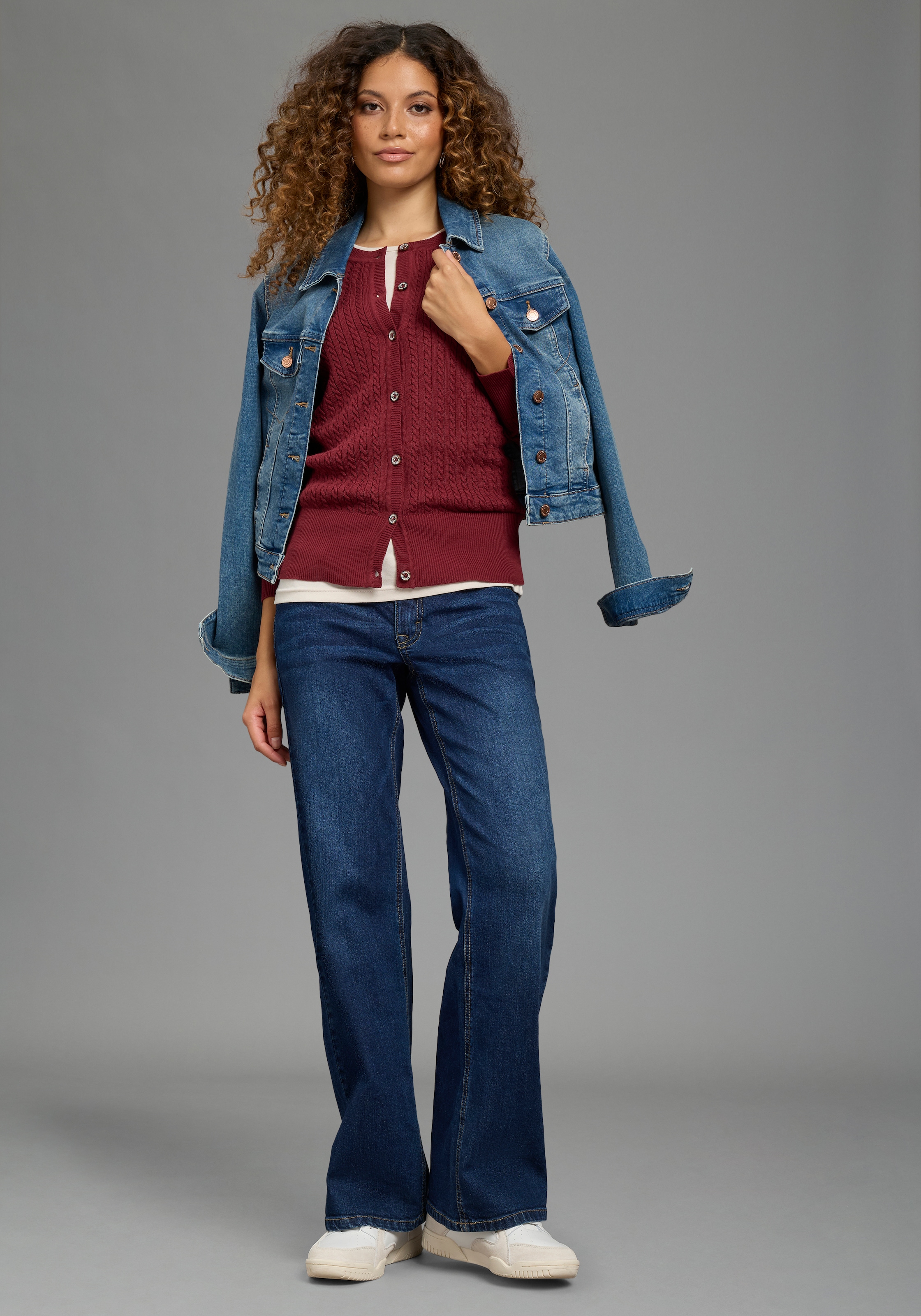 KangaROOS Strickjacke hüftlange Form, figurbetonte Passform, aus Feinstrick und Strick