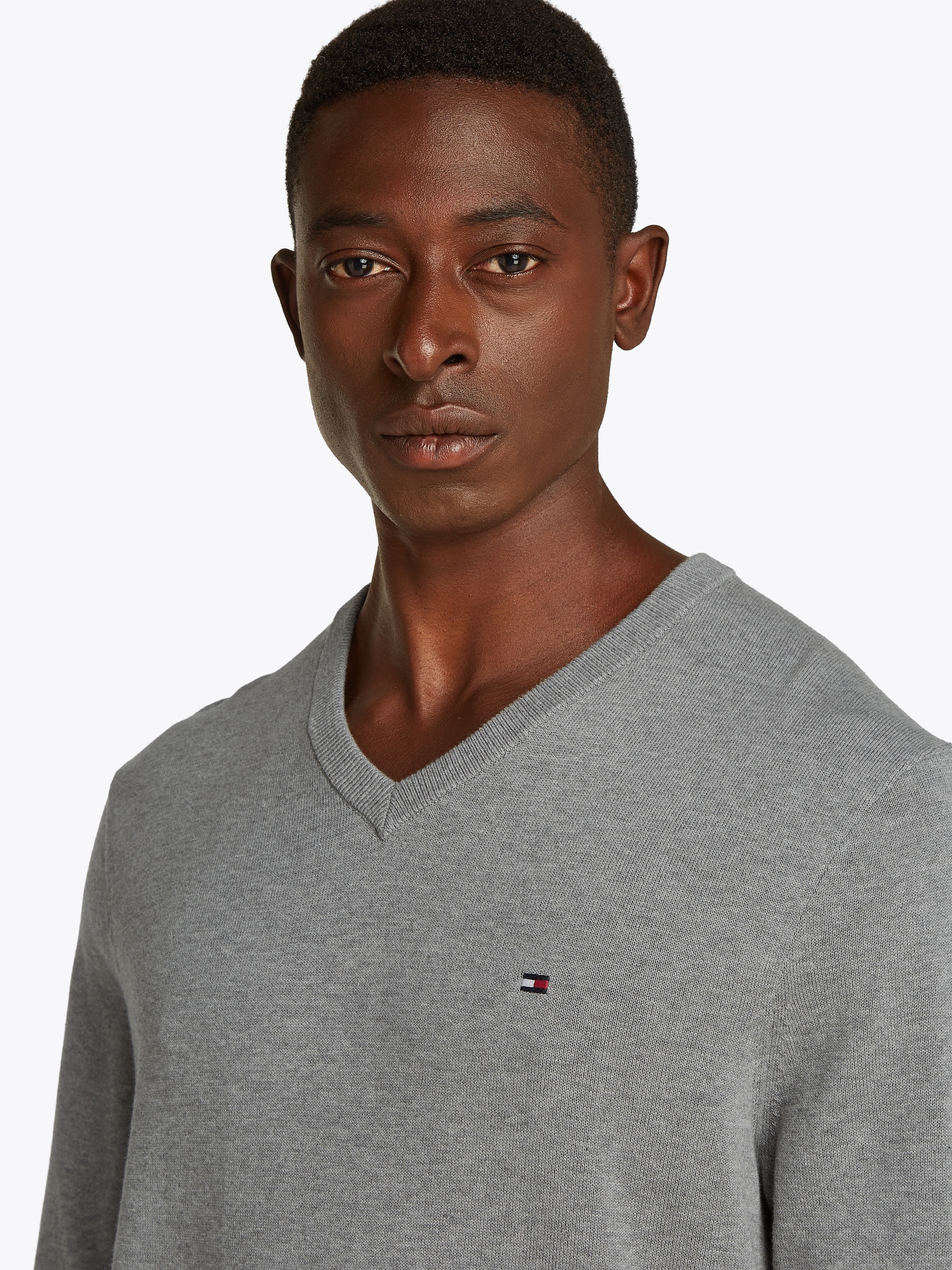 Tommy Hilfiger Strickpullover »ESSENTIAL COTTON V NECK mit V-Ausschnitt und Stickerei«, unifarben, casual, regular fit, Baumwolle, V-Ausschnitt