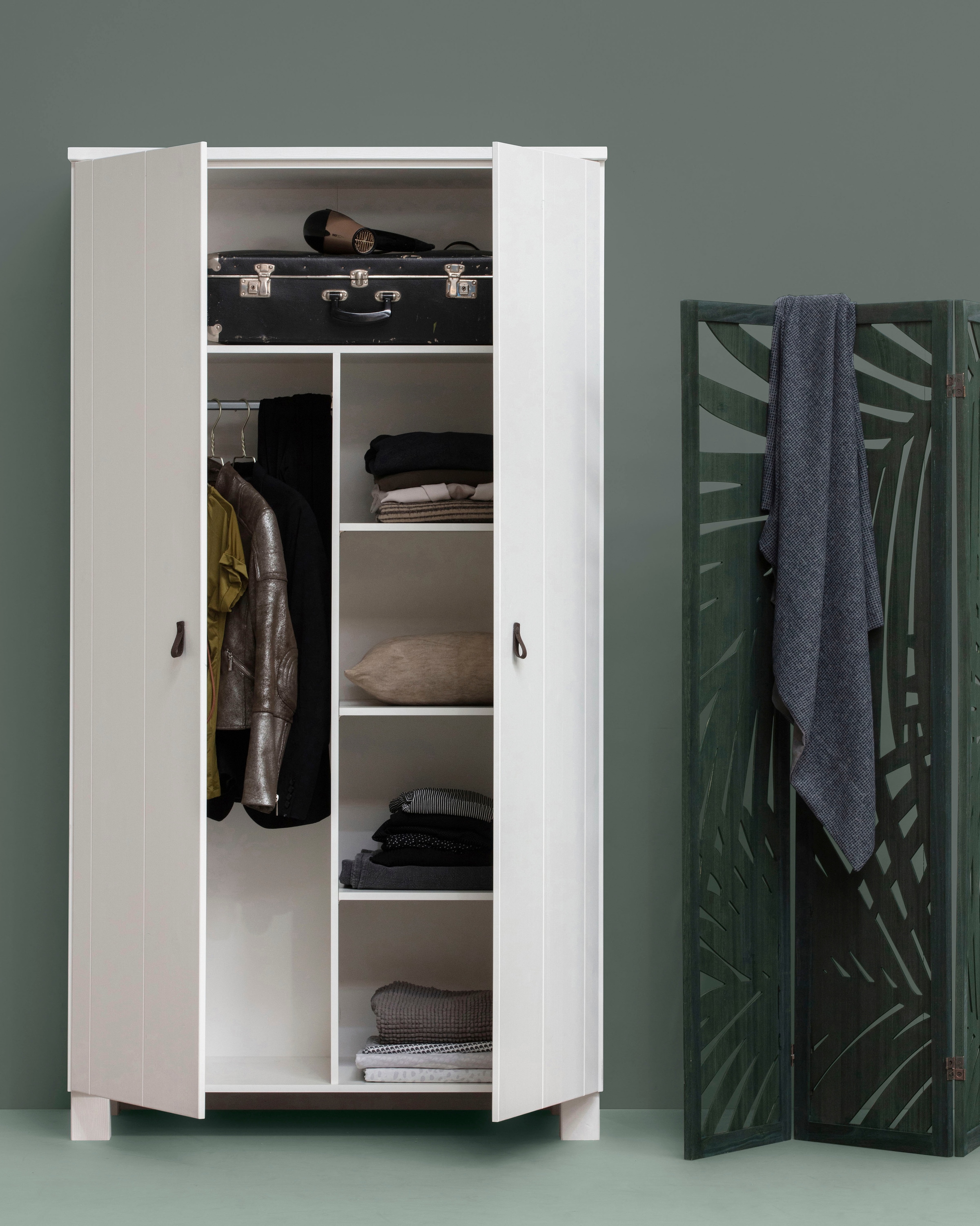 WOOOD Garderobenschrank »Ties FSC®-Kiefernholz gebürstet mit Ledergriffen, H202 x B111 x T55 cm« V-Nuten-Türen, Tragkraft 10 kg pro Einlegeboden, Melamininterieur
