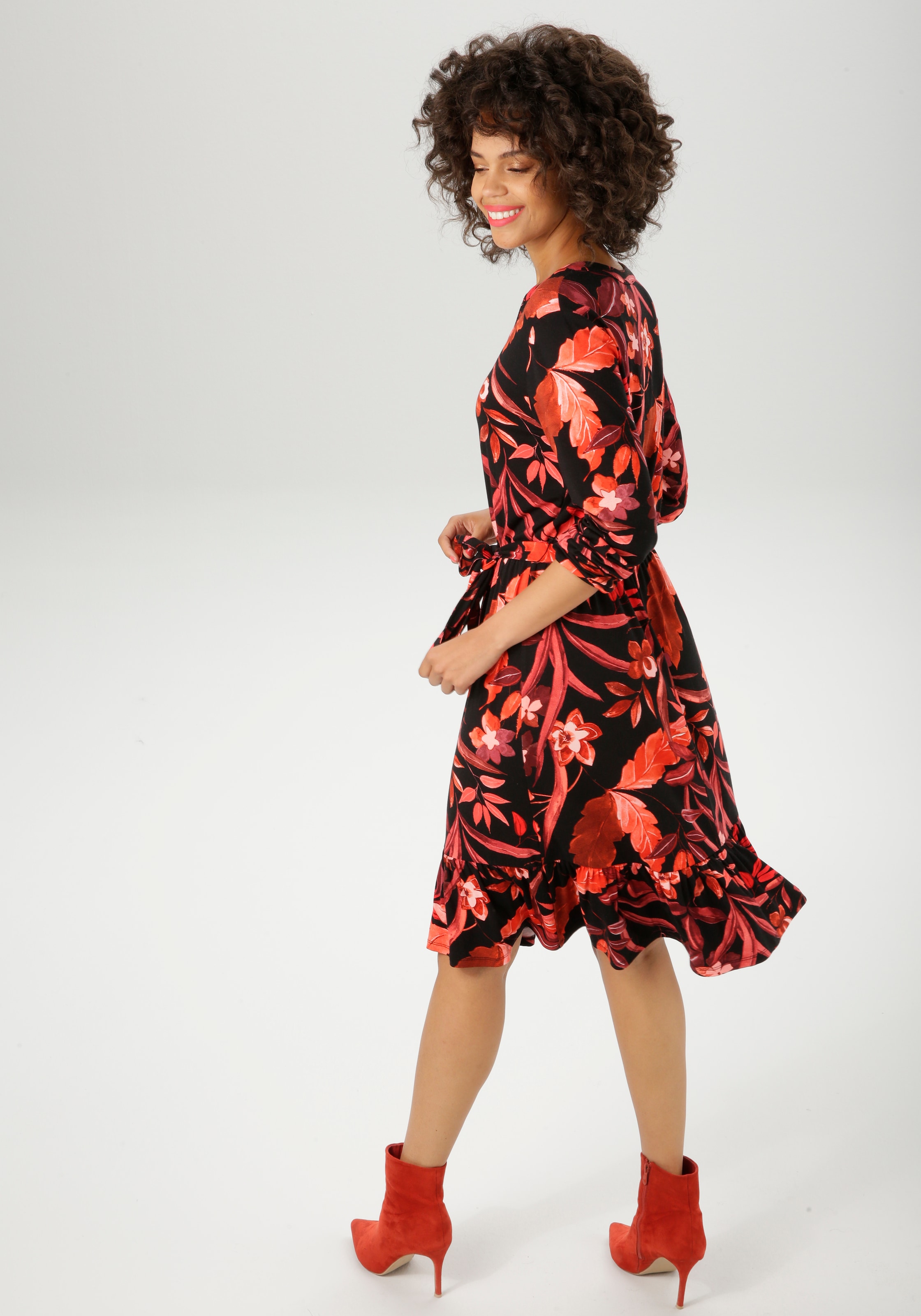 Aniston CASUAL Jerseykleid, (mit abnehmbarem Bindeband), mit großflächigen Blüten und Blättern bedruckt - NEUE KOLLEKTION