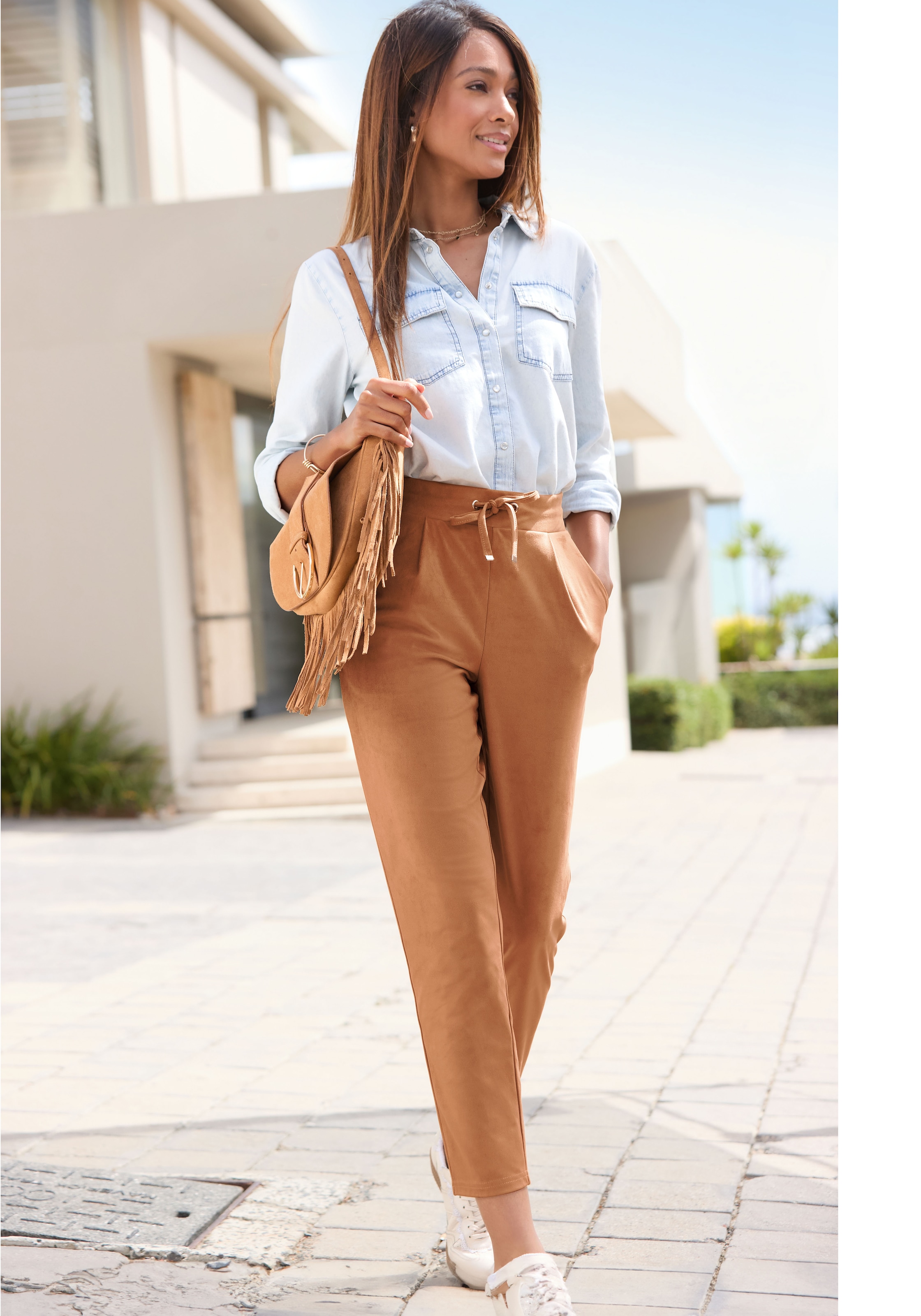 LASCANA Schlupfhose  aus Velourlederimitat mit Taschen, bequeme Stoffhose, Gummizugbund