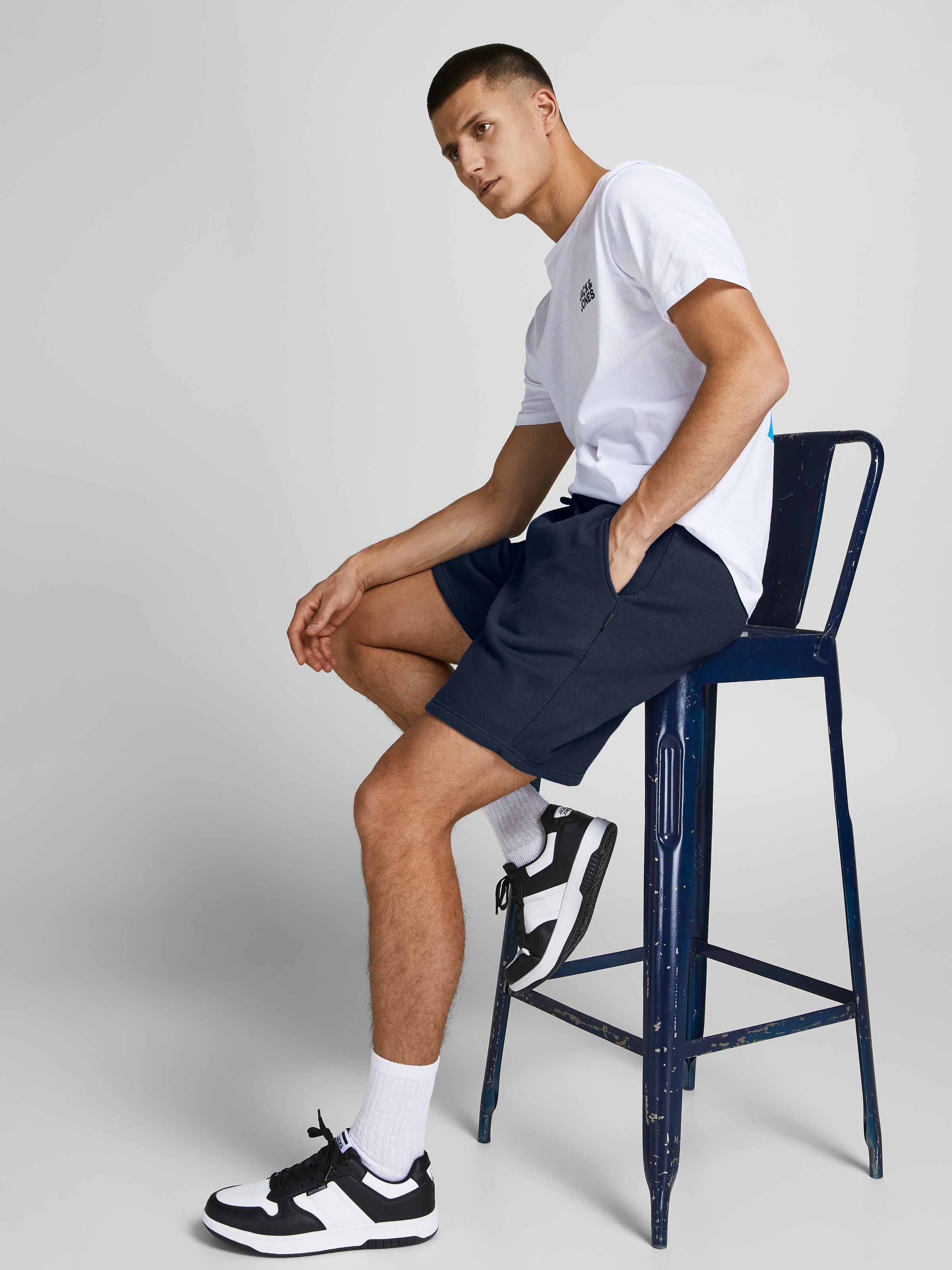 Jack & Jones Sweatshorts »JPSTGORDON mit elastischem Bund«, unifarben, modisch, regular fit, Webstoff