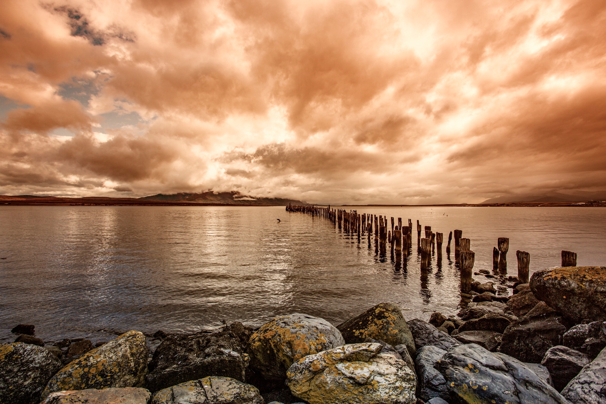 Papermoon Fototapete »HOLZ-BRÜCKE-ALT PUERTO NATALES INSEL PIER STEG MEER S günstig online kaufen