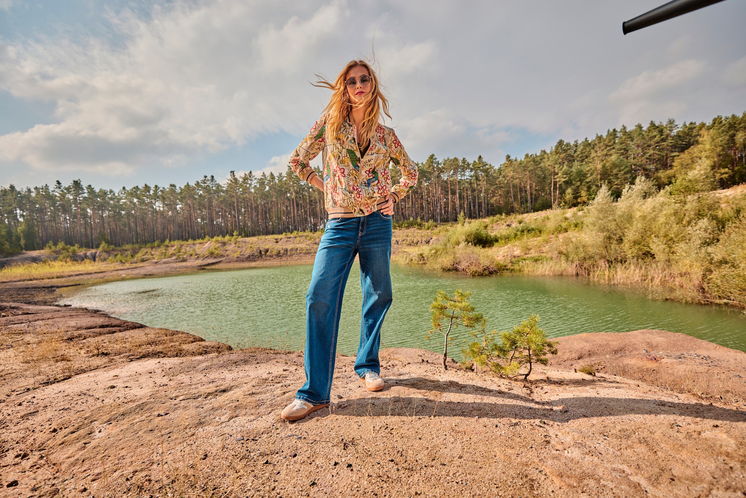 Aniston CASUAL Blouson, mit farbenfrohen Pfauen und Blumen bedruckt