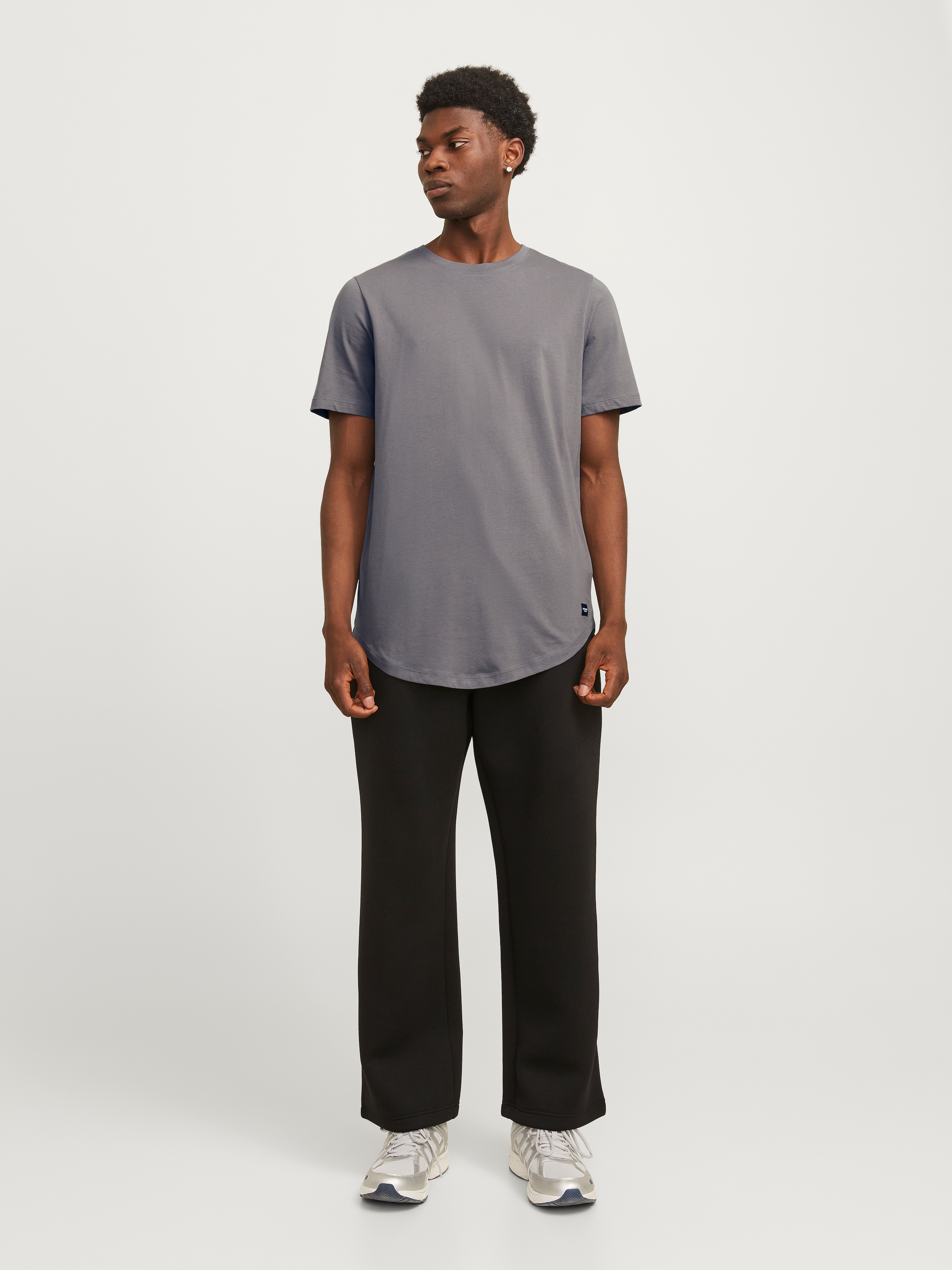 Jack & Jones Rundhalsshirt »JJENOA TEE SS CREW NECK NOOS«, mit abgerundetem Saum