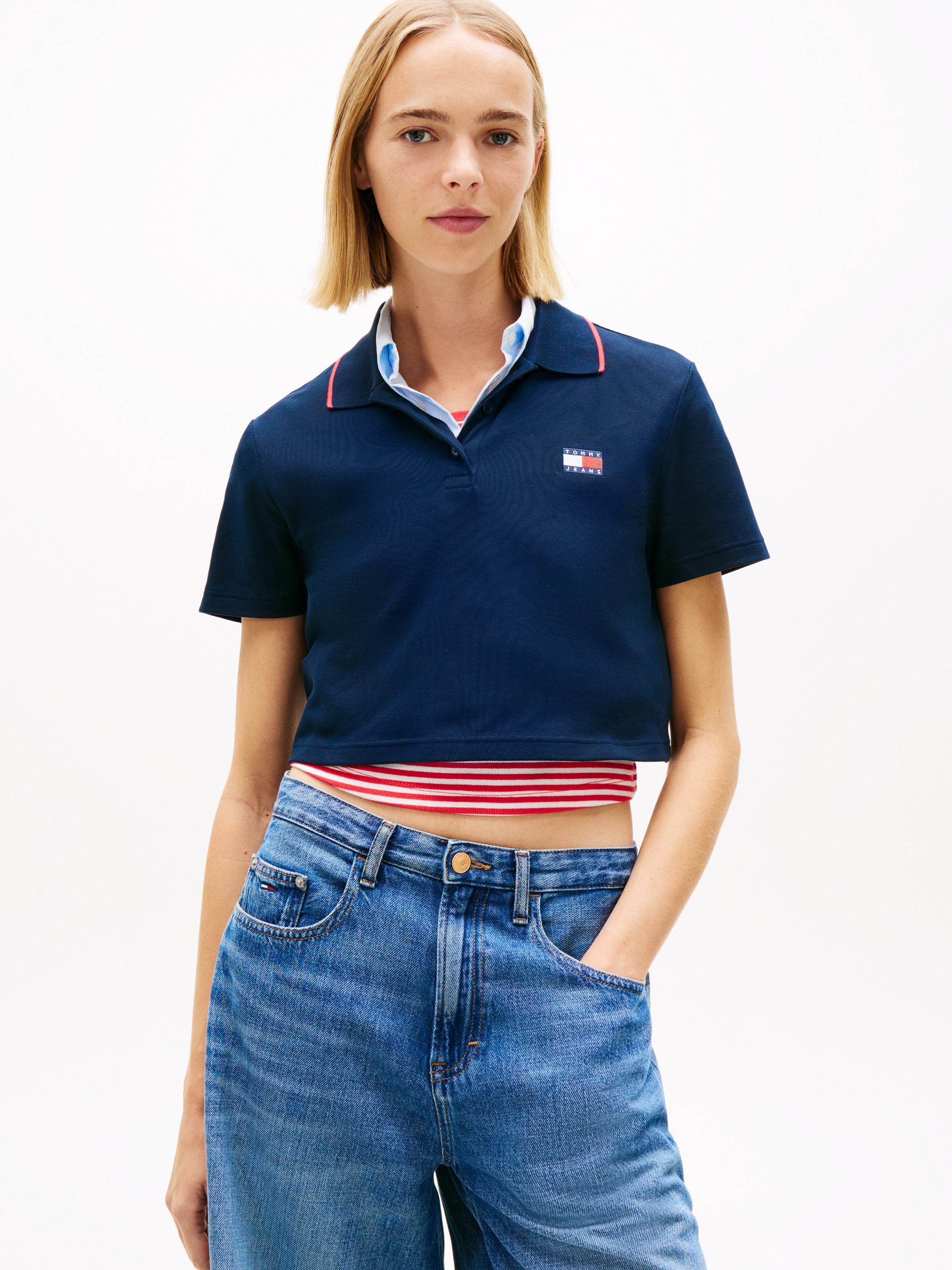 Tommy Jeans Poloshirt »TJW CRP BADGE SHORT SLEEVE POLO« mit verkürztem Schnitt, Boxy Fit
