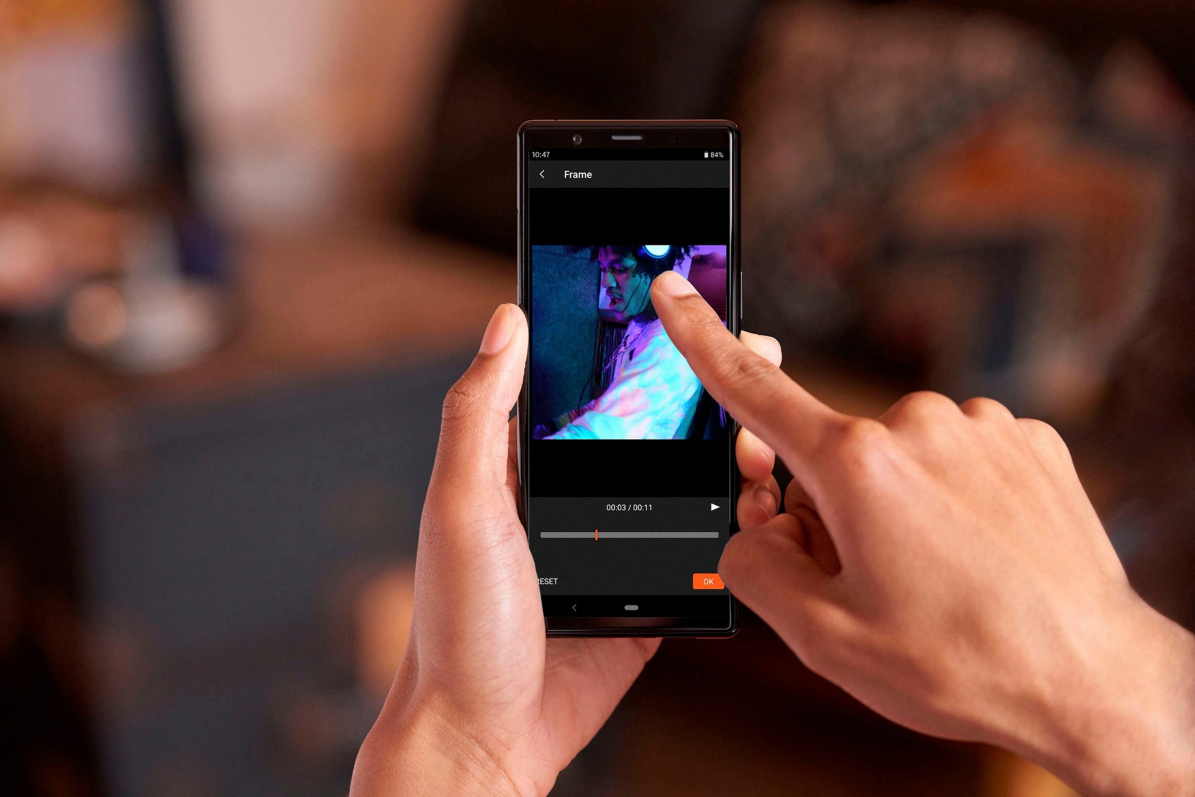 Sony Kompaktkamera »Vlog-Kamera ZV-1«, 20,1 MP, WLAN (Wi-Fi)-Bluetooth, seitlich klappbares Selfie-Display für Vlogging & YouTube, 4K Video