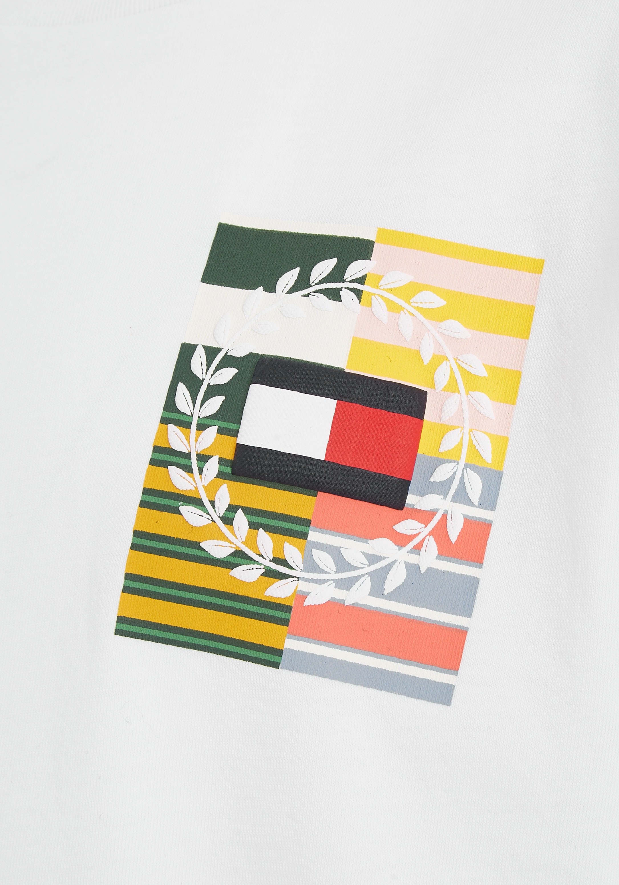 Tommy Hilfiger Langarmshirt »MULTI ARTWORK TEE L/S«, mit großem Print auf dem Rücken & kleinem auf der Brust