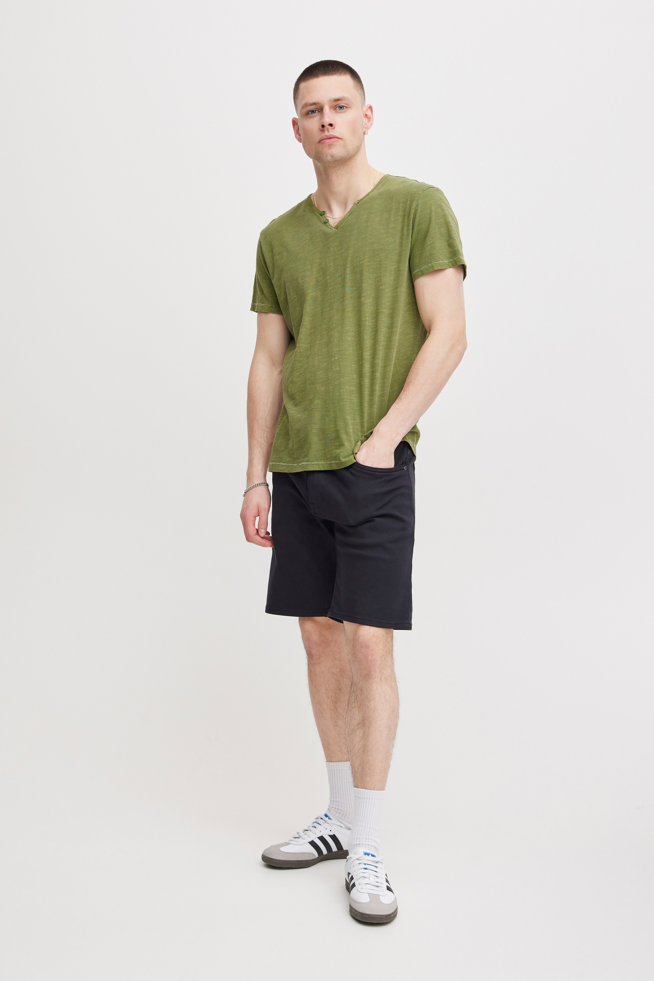 Blend T-Shirt »BHAshton split neck tee« mit Deko-Knopfdetail am Ausschnitt