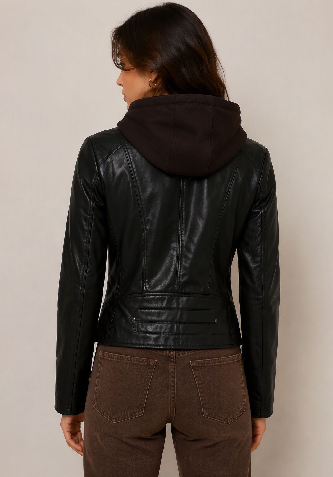 Tamaris Lederjacke mit Kapuze aus Lammleder, mit abnehmbarer Kapuze, sehr figurbetonte Passform