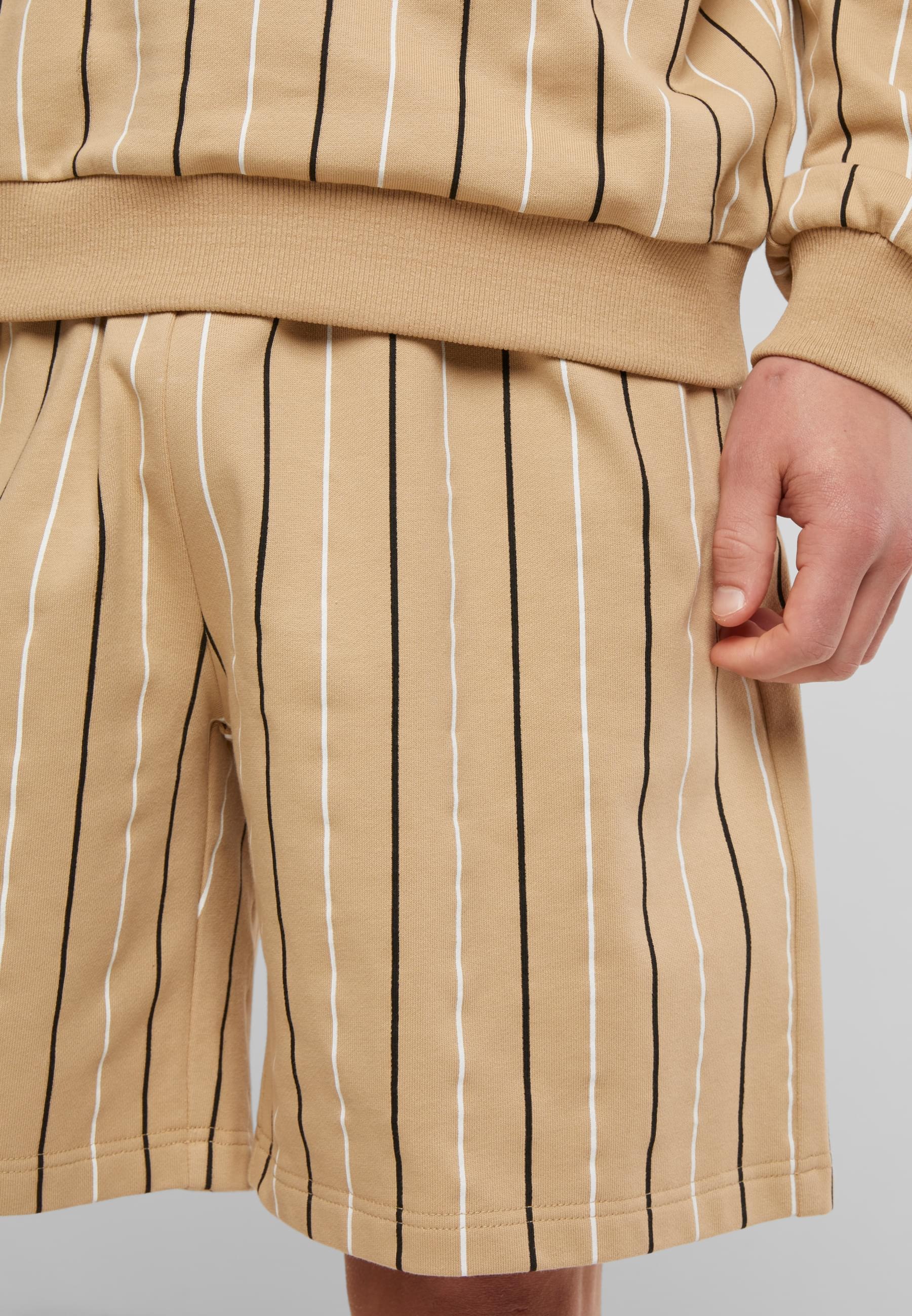 URBAN CLASSICS Sweatshorts »Urban Classics Printed Pinstripe Shorts«
