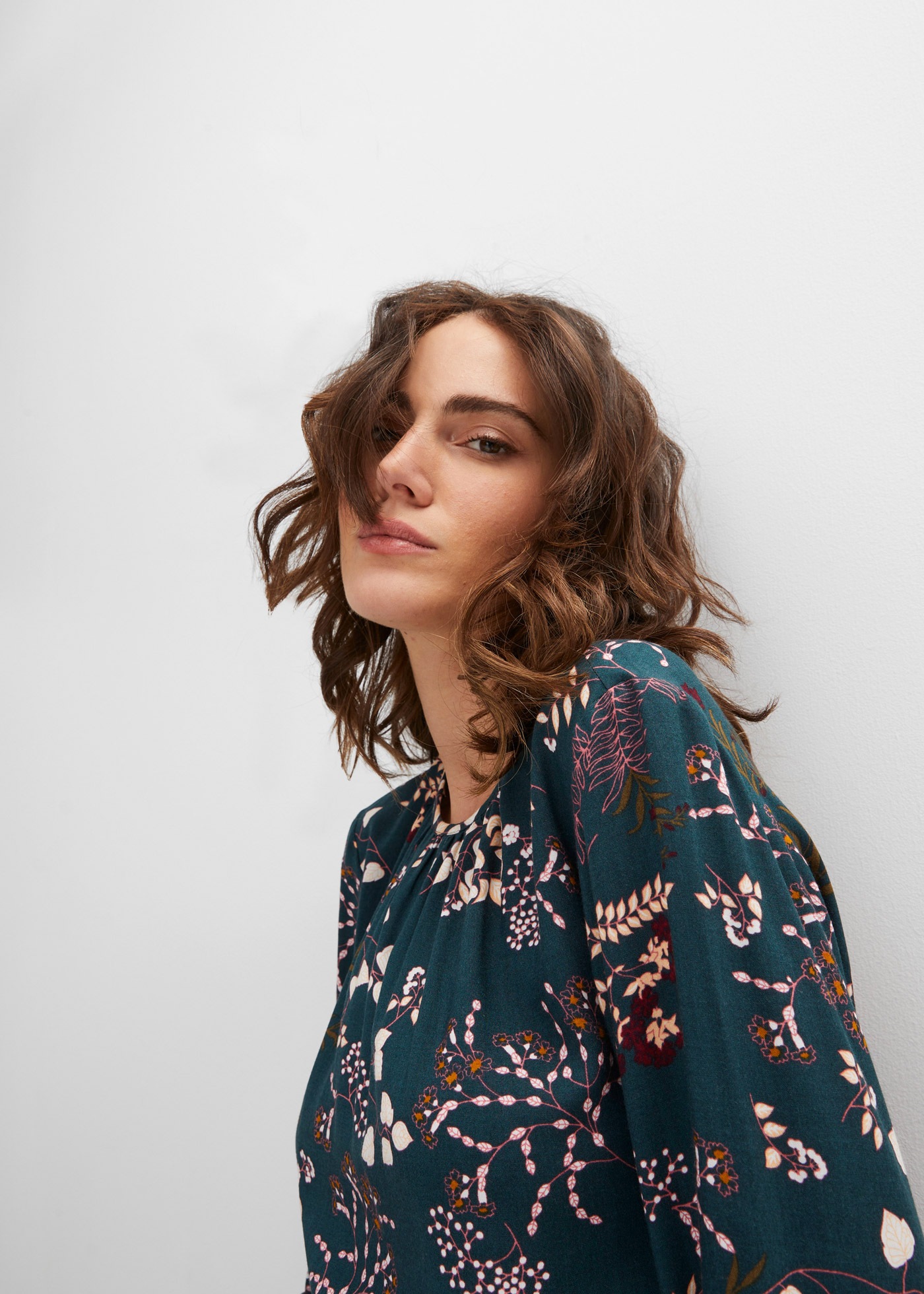 bonprix Druckbluse »Bluse aus nachhaltiger Viskose« bequeme Passform, aus Viskose, Schlitz mit Knopfverschluss im Rücken