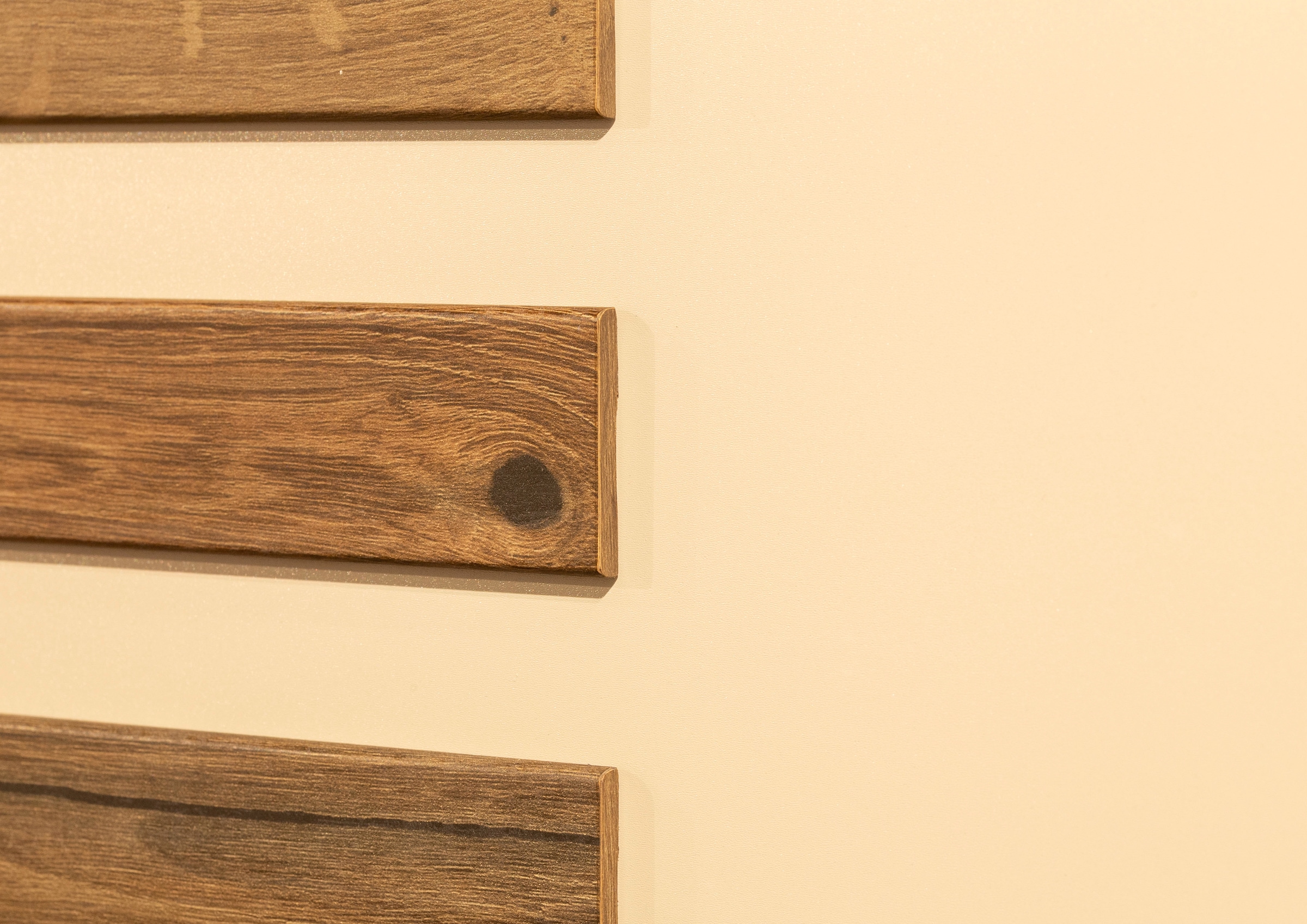 rauch Schwebetürenschrank »Kleiderschrank Schrank Garderobe Schlafzimmerschrank BAREA«, Front mit Auflage in moderner Lamellen-Optik MADE IN GERMANY