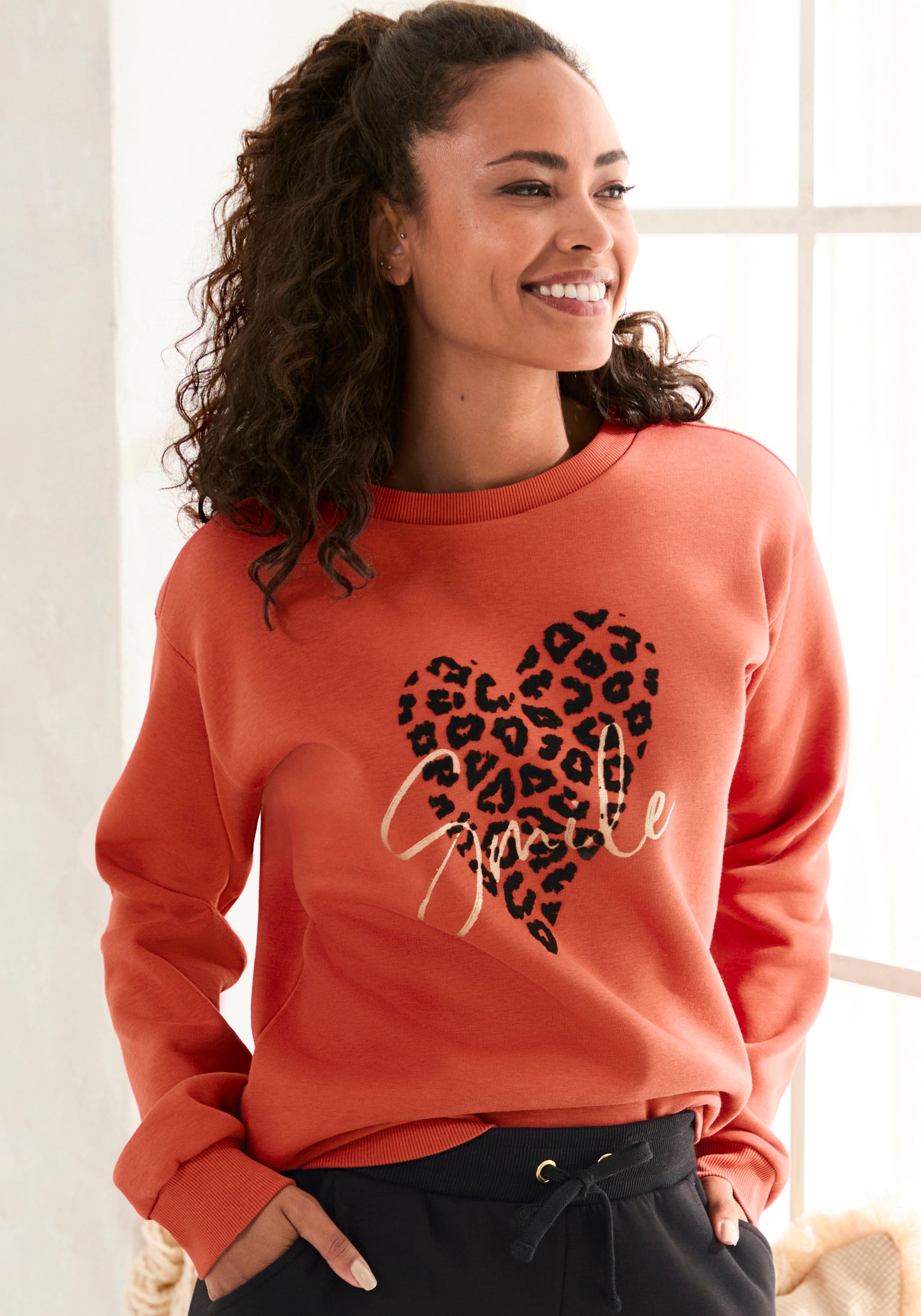 LASCANA Sweatshirt, Loungehirt mit Herz-Leo-Druck, Loungewear