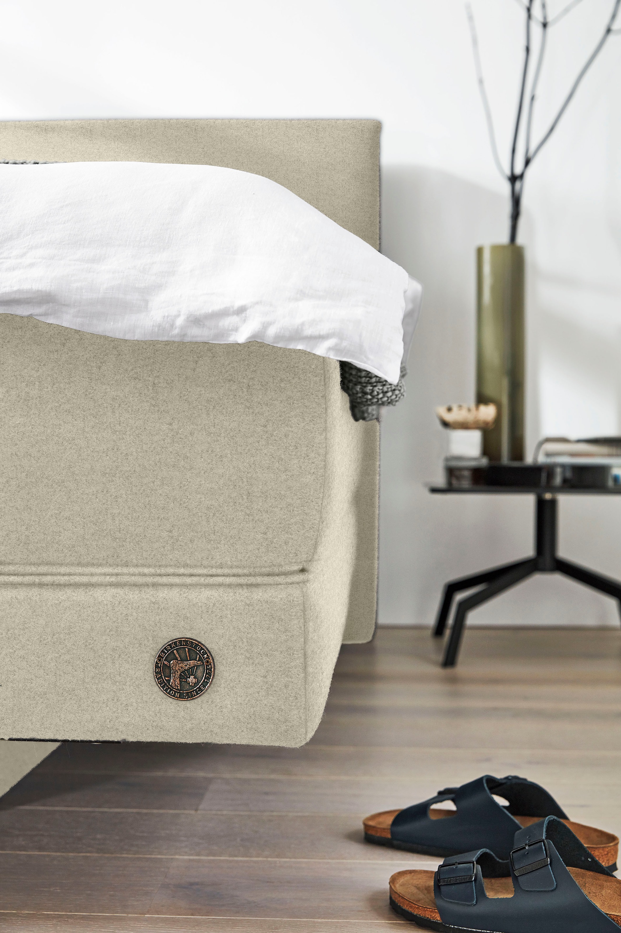 Birkenstock Boxspringbett »Arran«, in Schwebeoptik, mit glattem Kopfteil, Kopfteilhöhe 124 cm