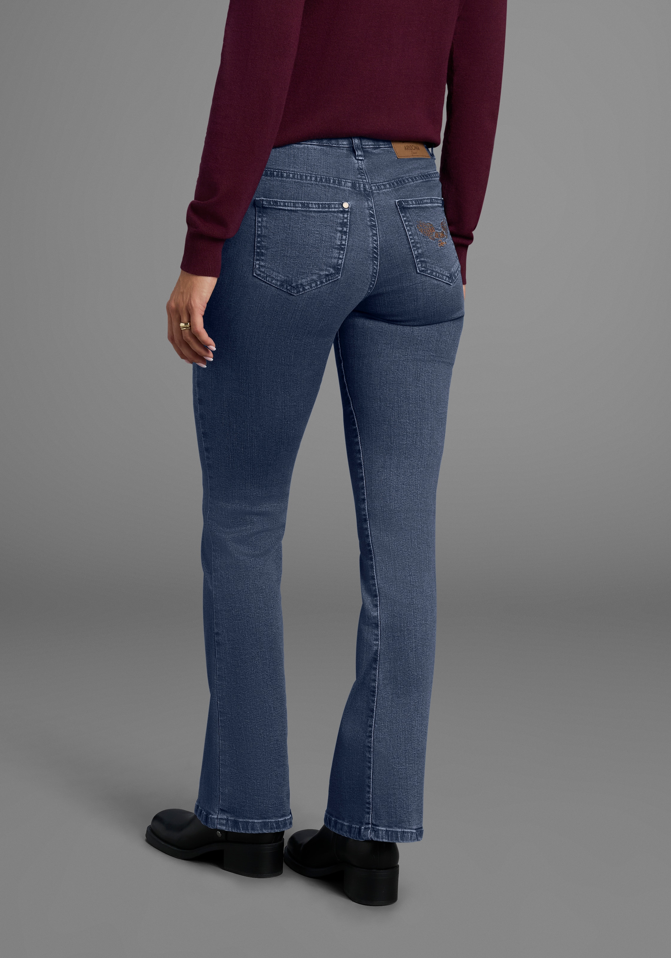 Arizona Bootcut-Jeans »Comfort-Fit« ausgestellte Beinform,  mit Eingrifftaschen,  High-Waist