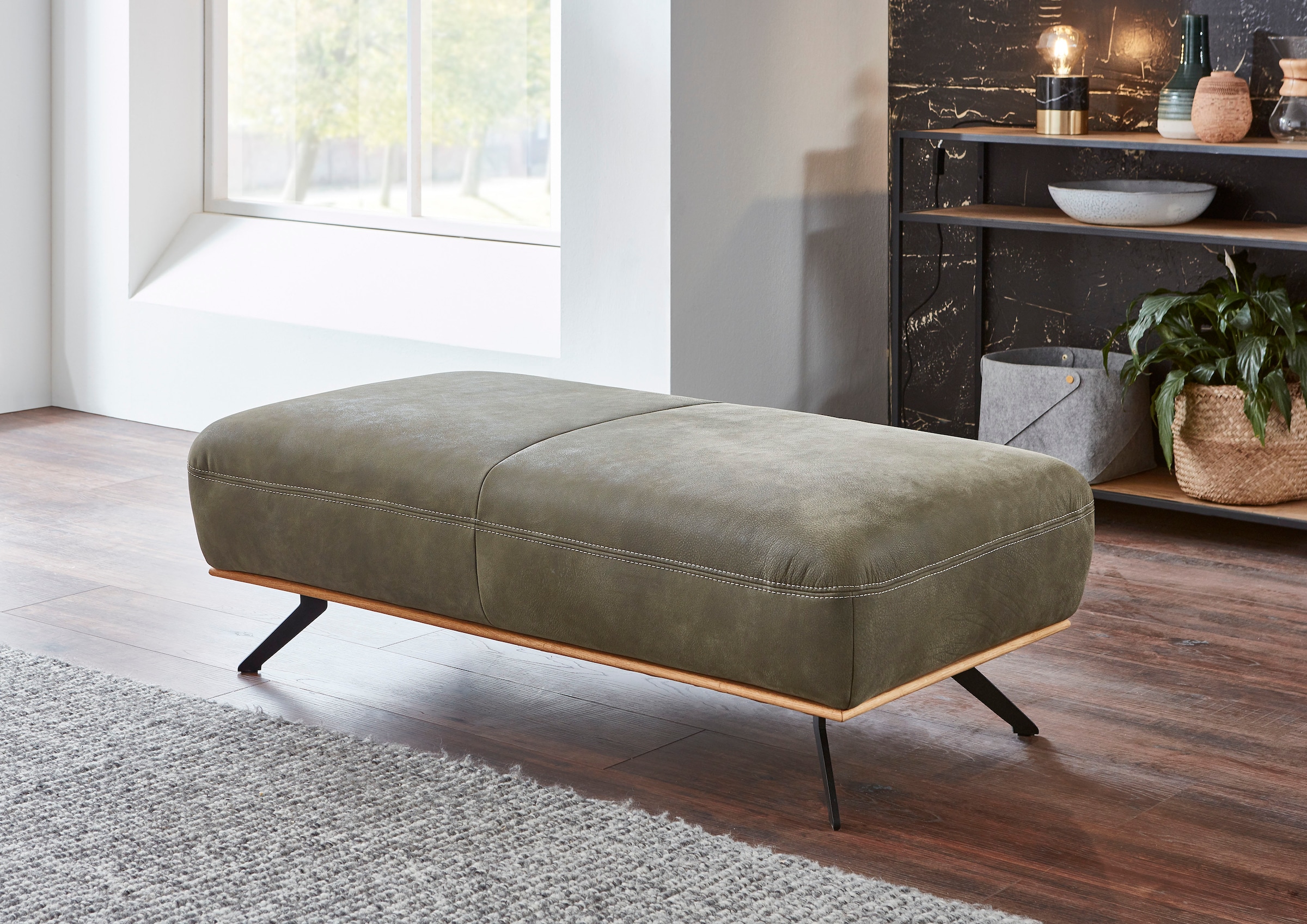 Die PlanBar Hocker »PN-EM18063 Breite 135« hochwertige Kaltschaumpolsterung, stylische Metallfüße