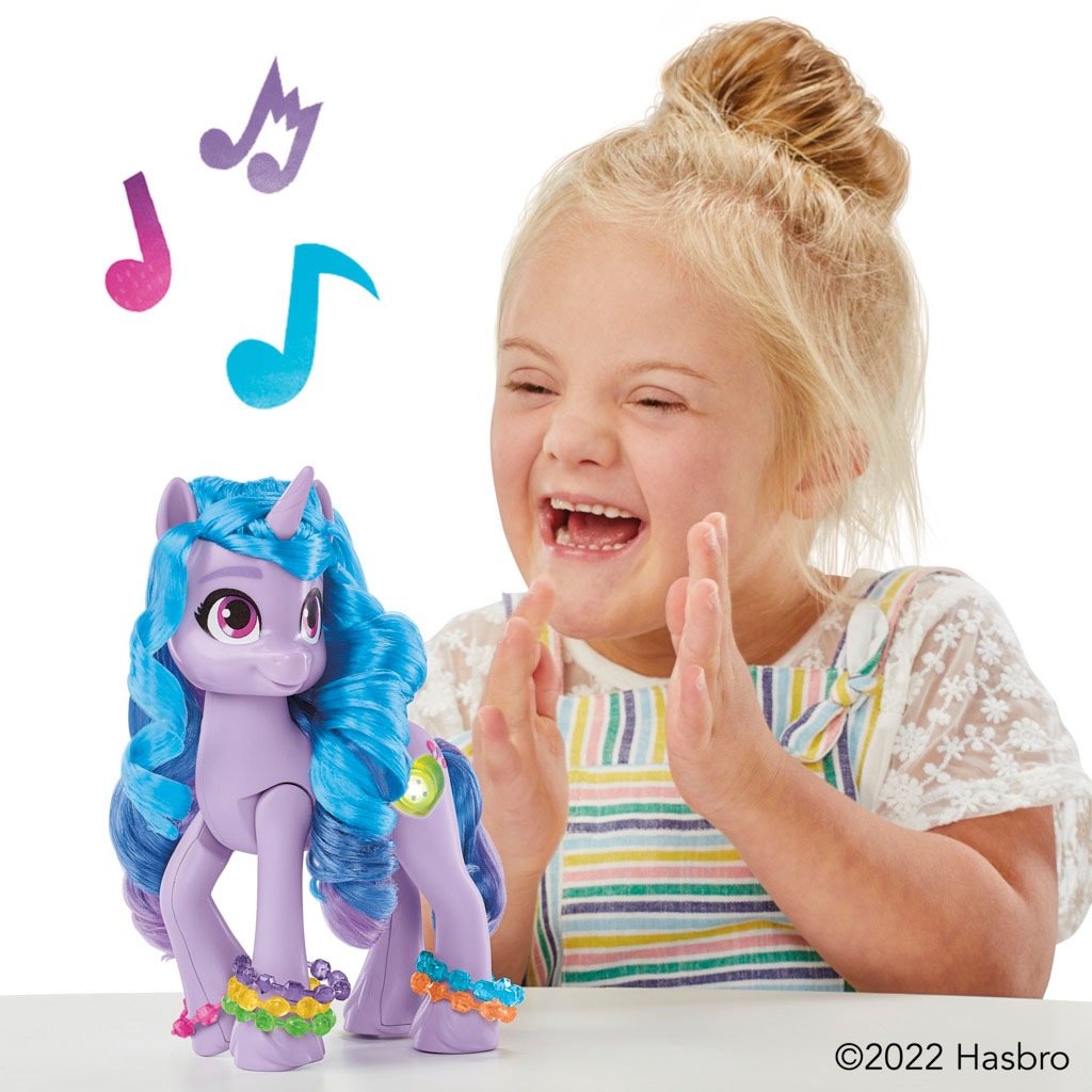 Hasbro Spielfigur »Izzy Moonbow«, mit über 20 Reaktionen und leuchtendem Schönheitsfleck