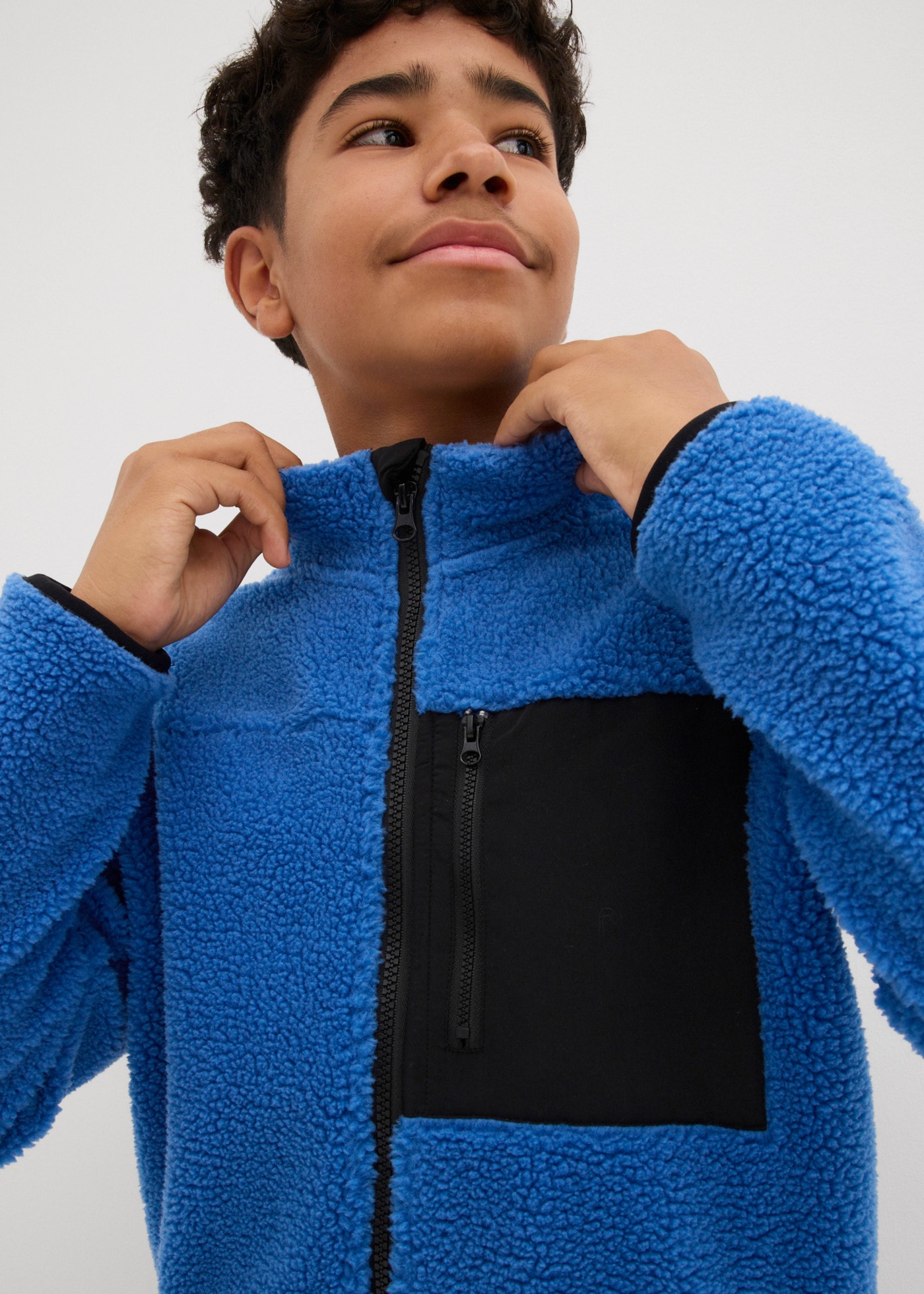 bonprix Fleecejacke für Jungen, mit Kontrastdetails, aus Teddy-Fleece
