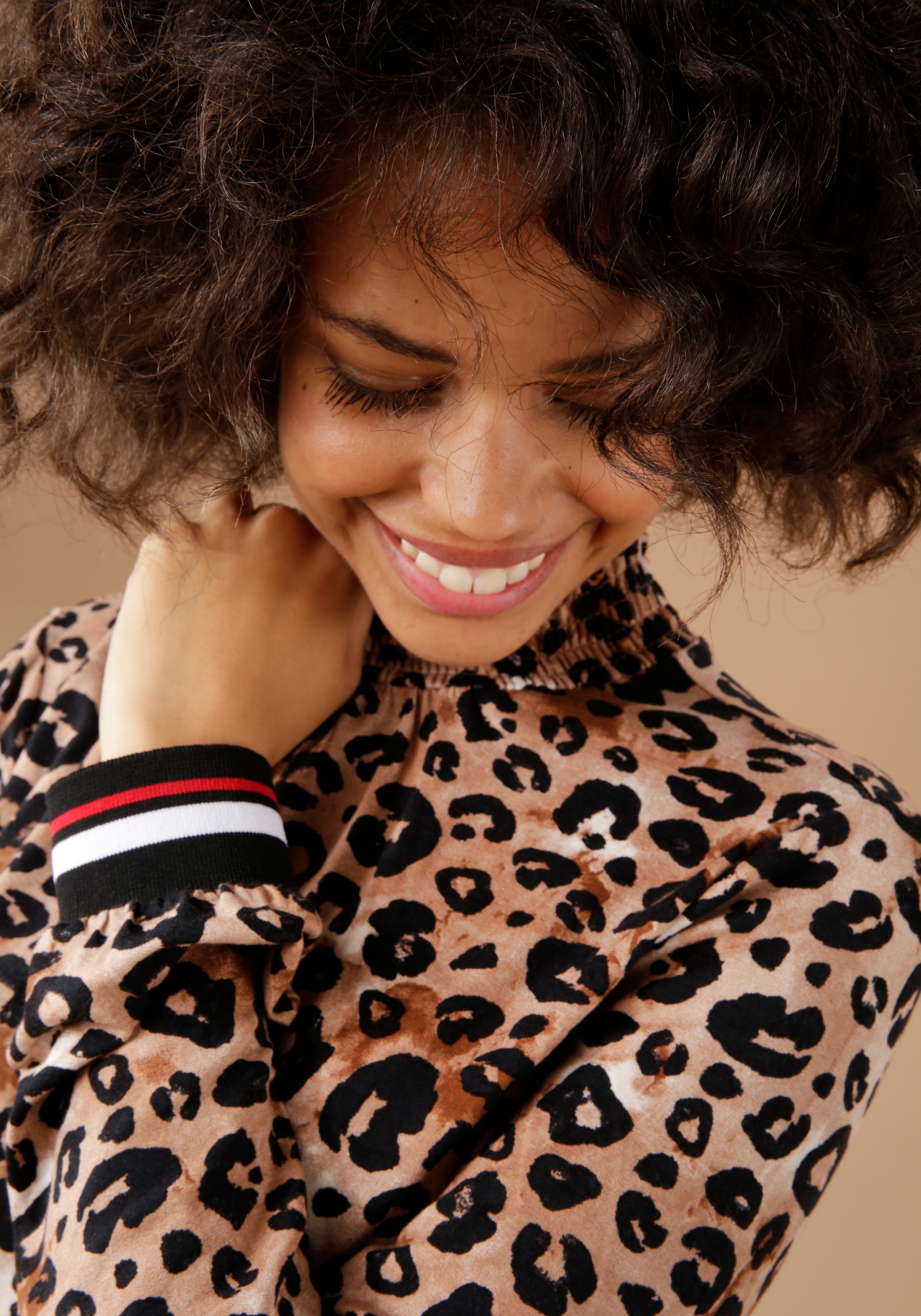 Aniston CASUAL Langarmshirt, mit trendigem Animal-Print und gestreiften Bündchen